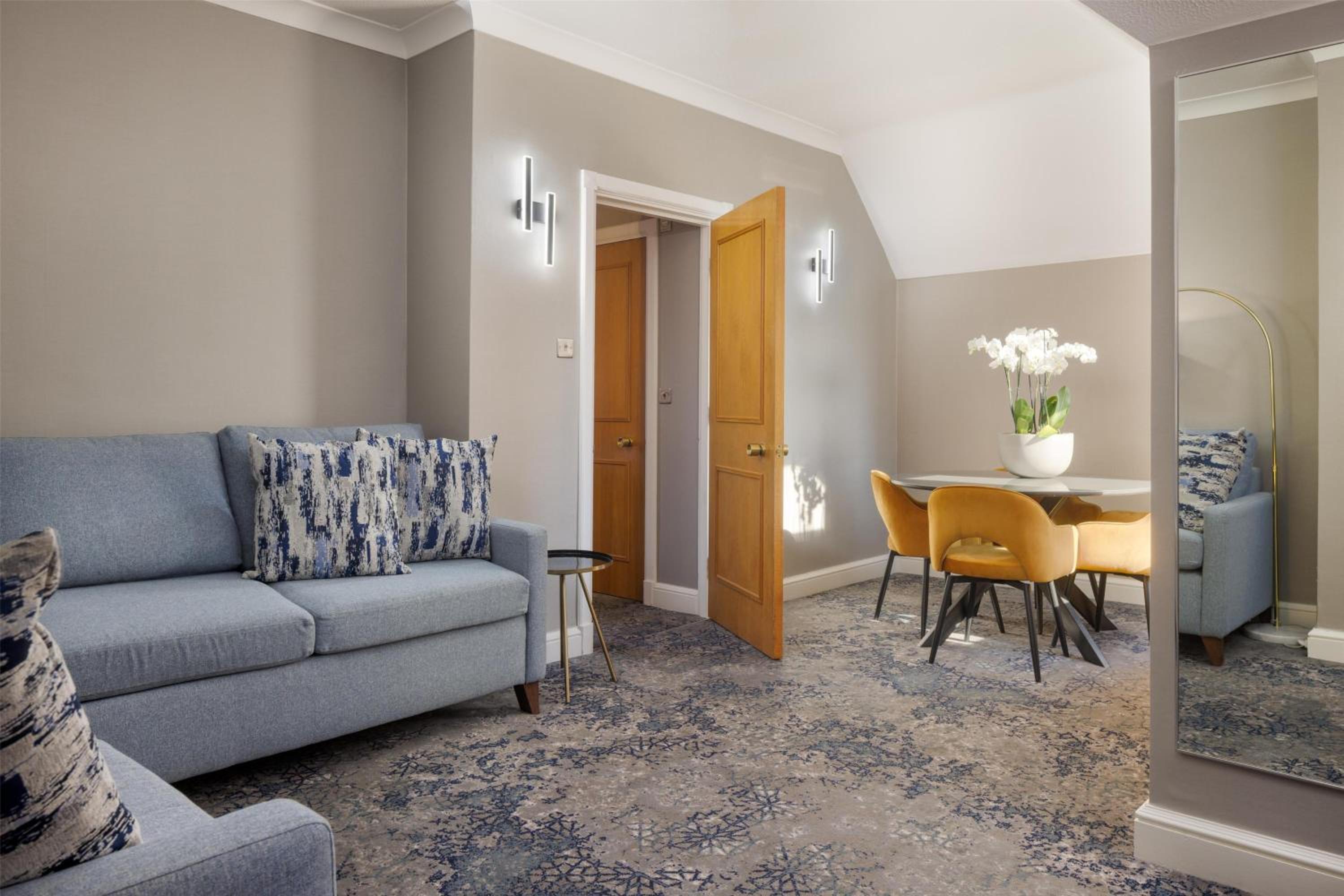 Hilton King Suite with Sofa Bed - Photo 3