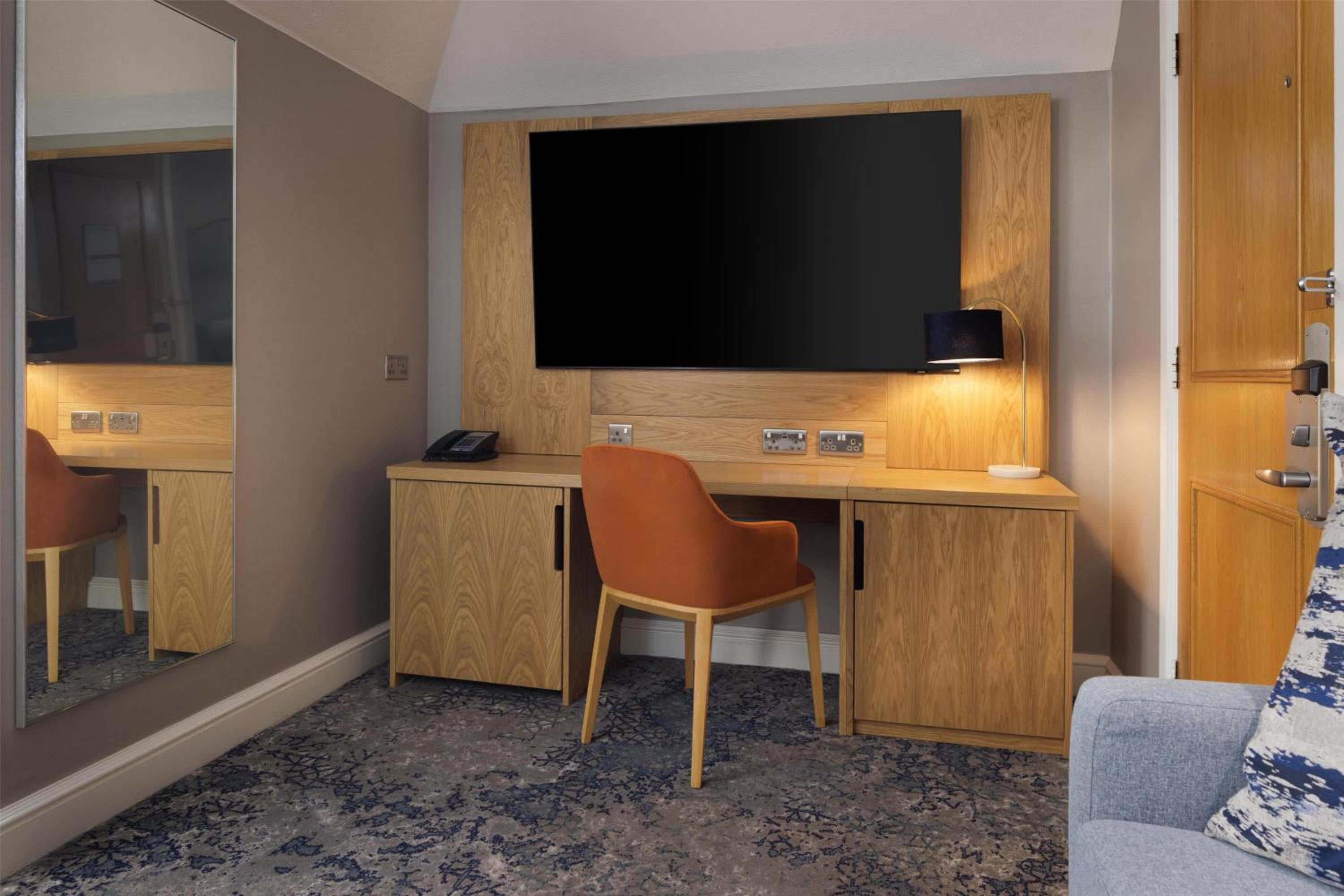 Hilton King Suite with Sofa Bed - Photo 11