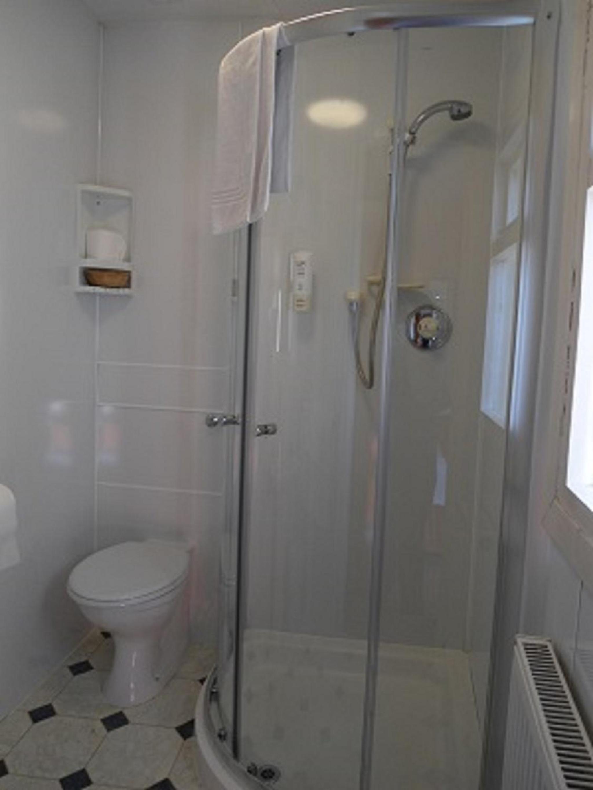 Standard Double Room - Photo 13