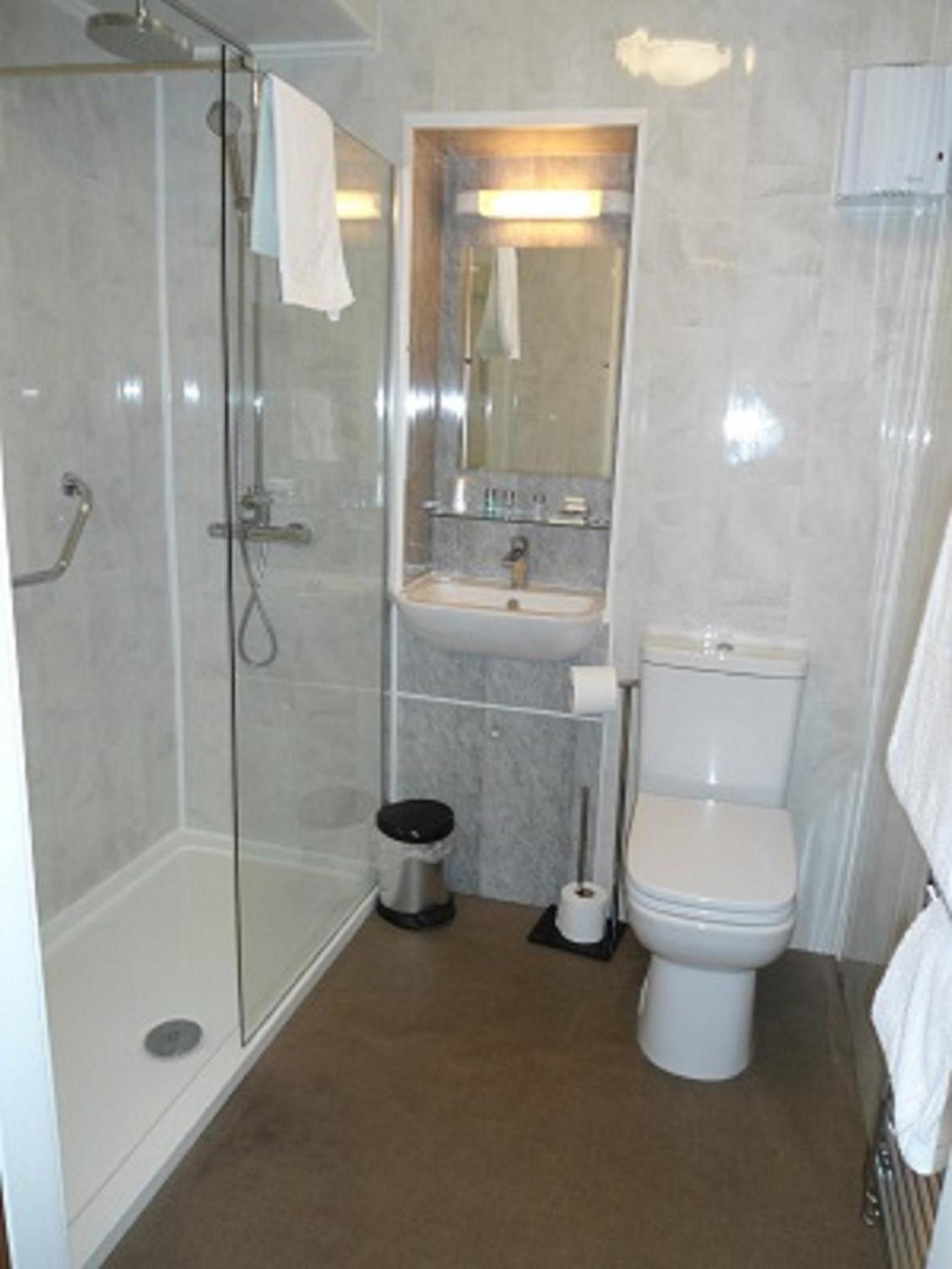 Standard Double Room - Photo 17