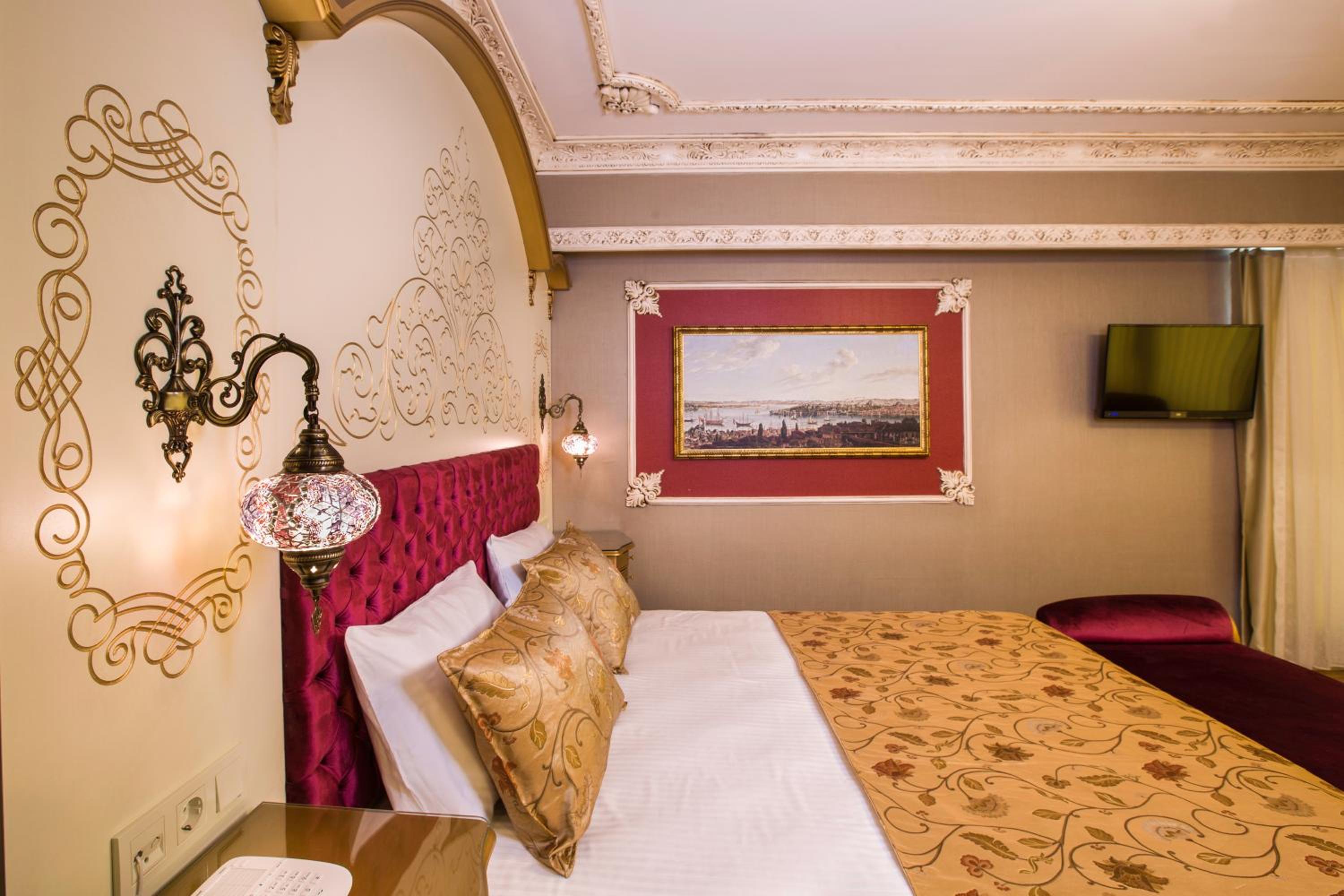 Deluxe Corner Suite photo 3