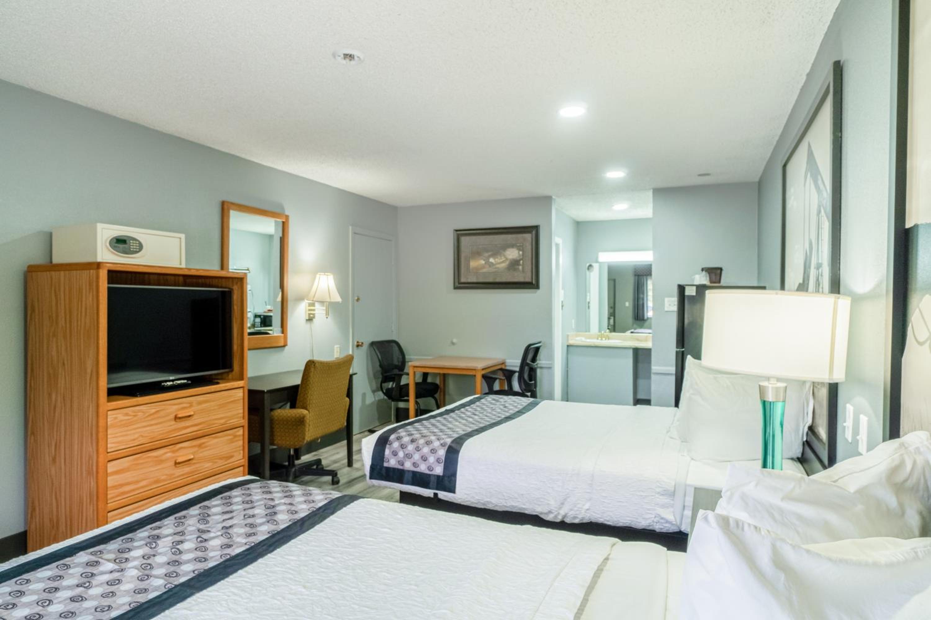 2 Queen Beds with Kitchenette photo 2