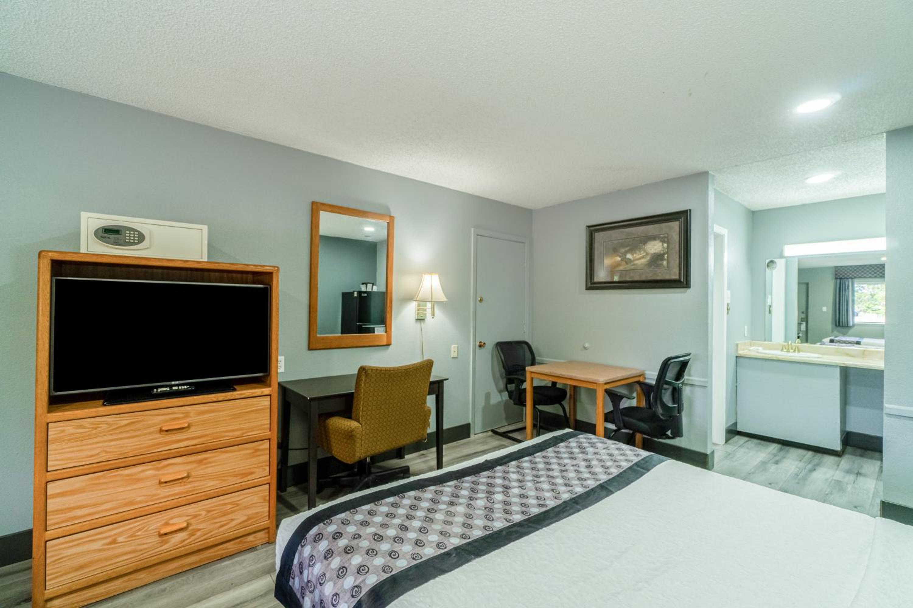 2 Queen Beds with Kitchenette photo 3