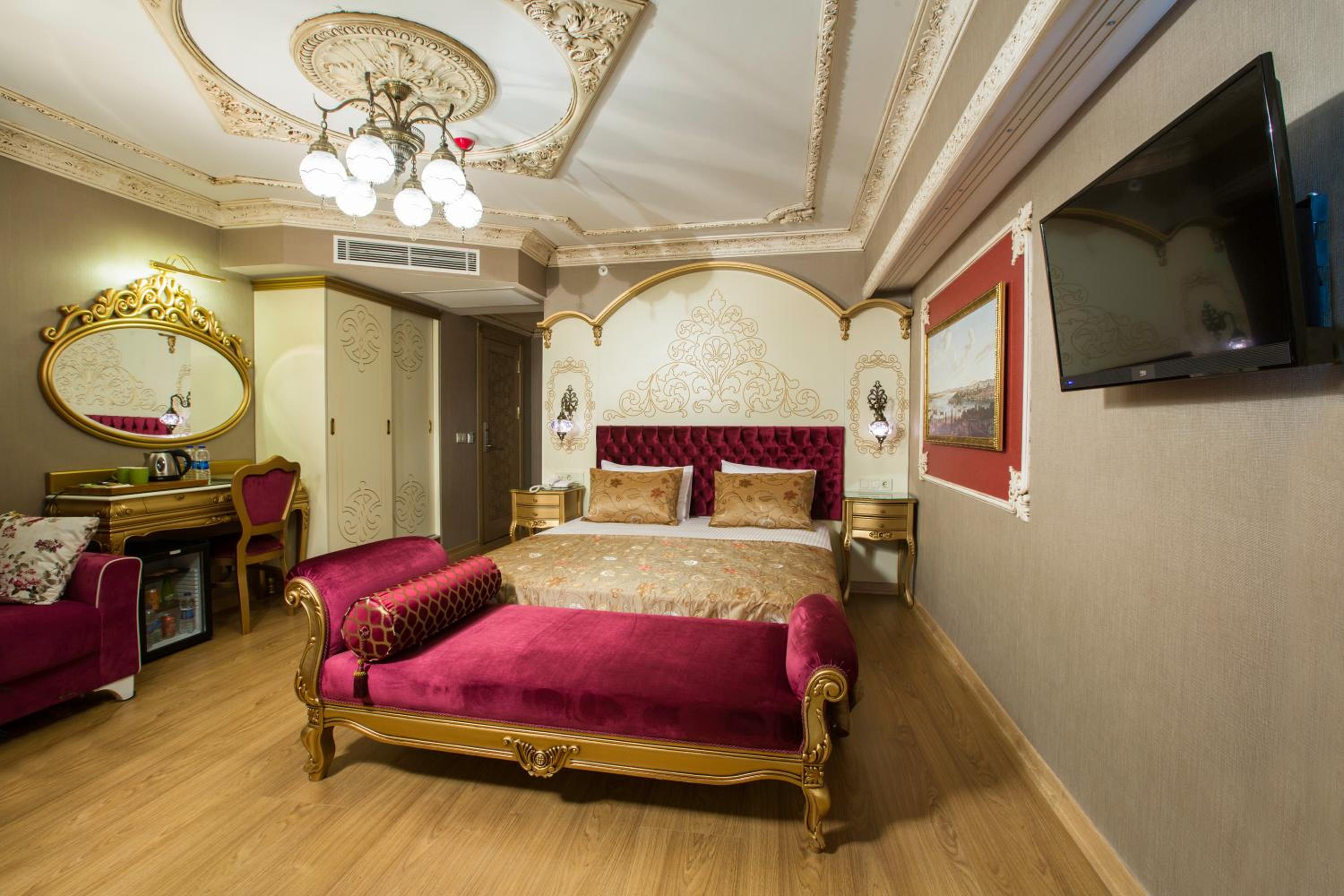Deluxe Corner Suite photo 1
