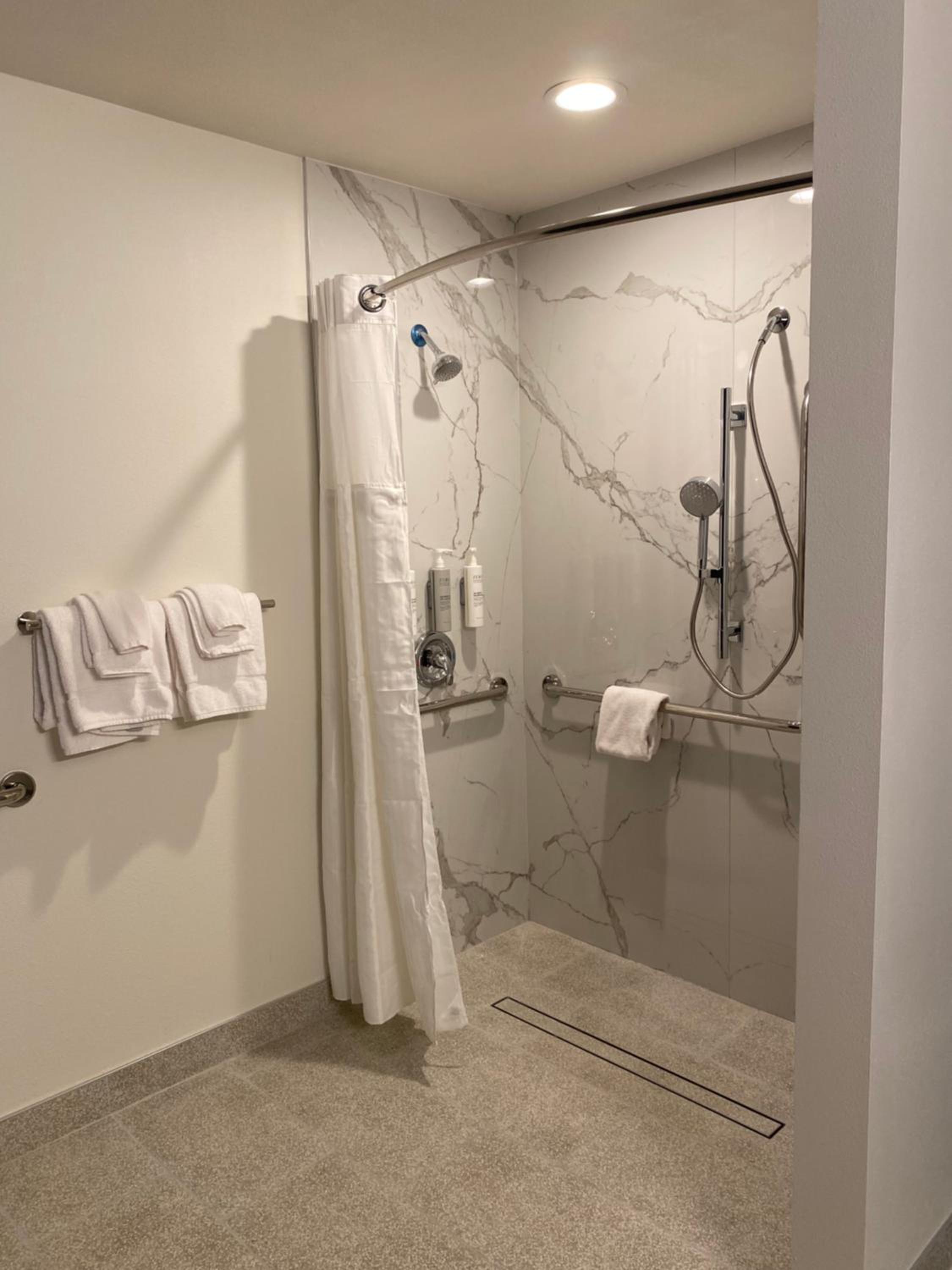 Queen Room with Two Queen Beds and Roll-In Shower - Mobility Access