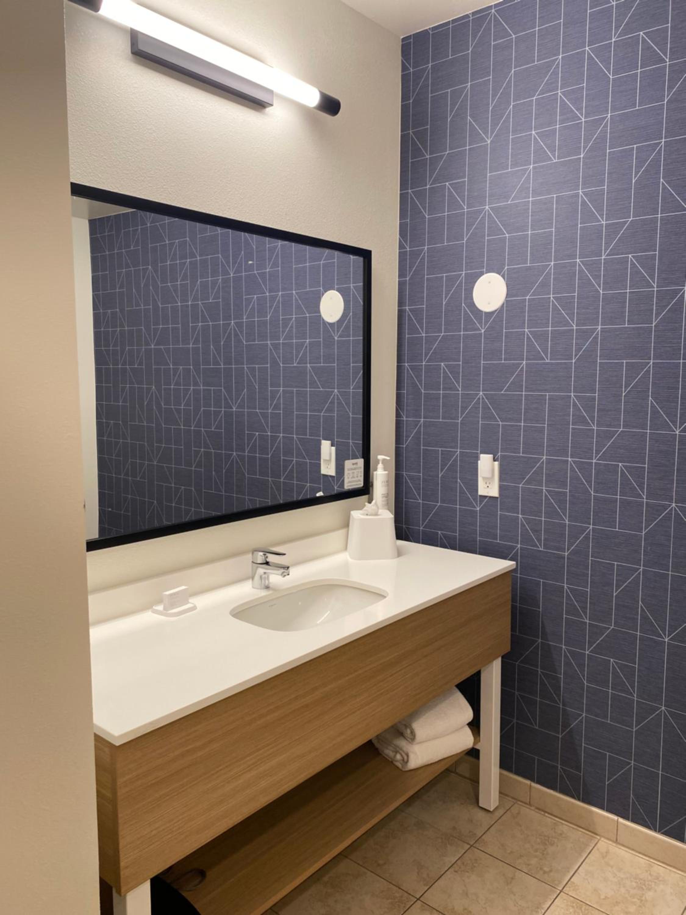 King Room with Mobility Accessible Tub photo 3