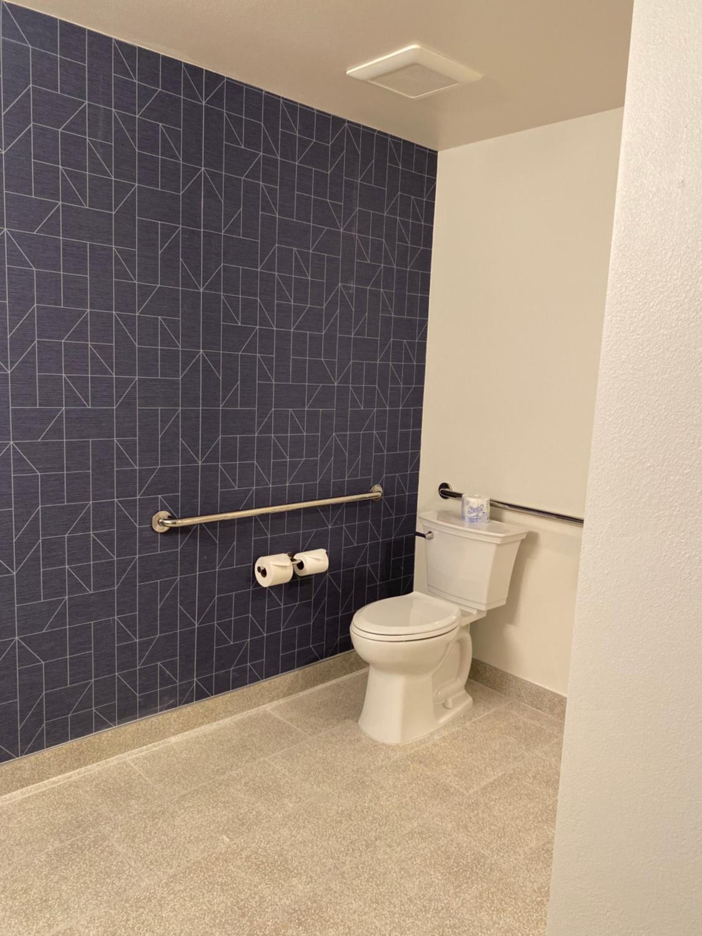 Queen Room with Two Queen Beds and Roll-In Shower - Mobility Access