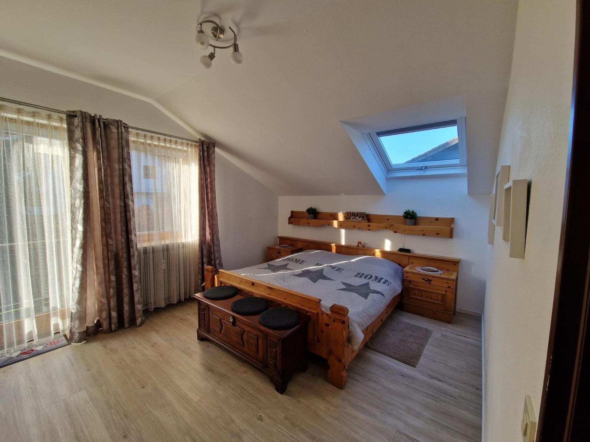 One-Bedroom Apartment with Balcony and Mountain View   photo 1