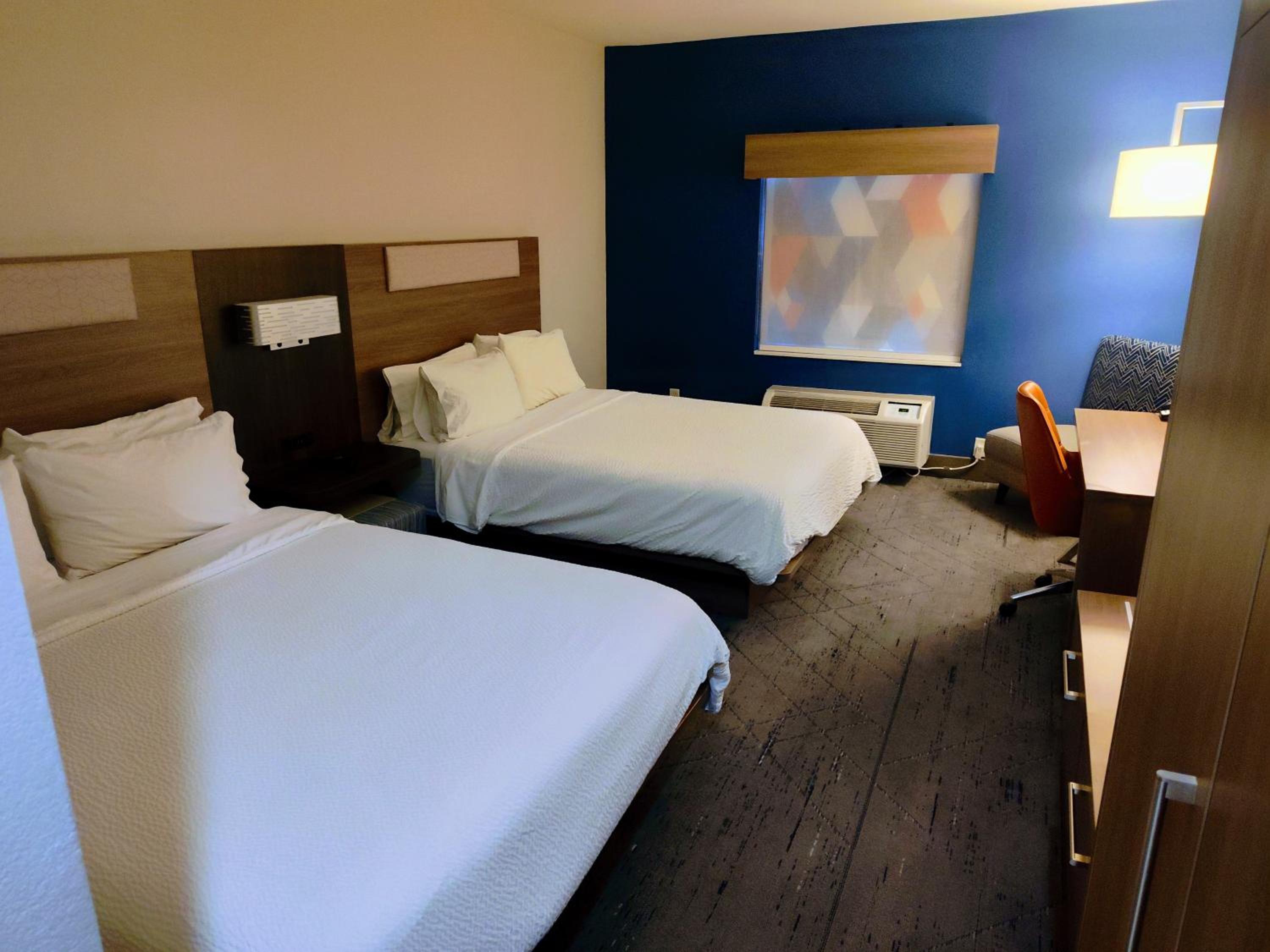 Standard Queen Room with Two Queen Beds and Roll-In Shower - Mobility Access