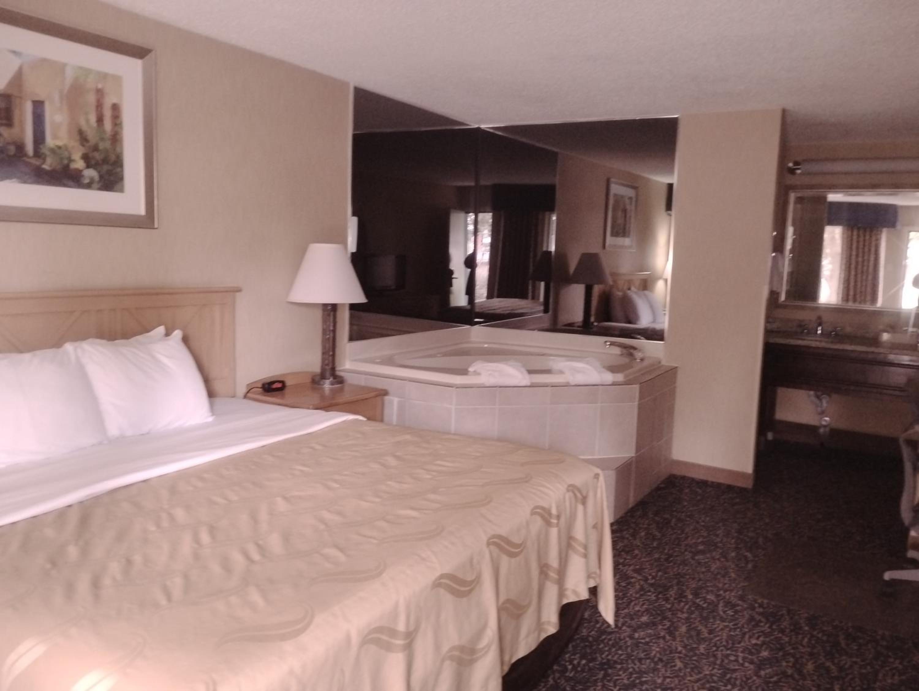 King Suite with Whirlpool - Smoking