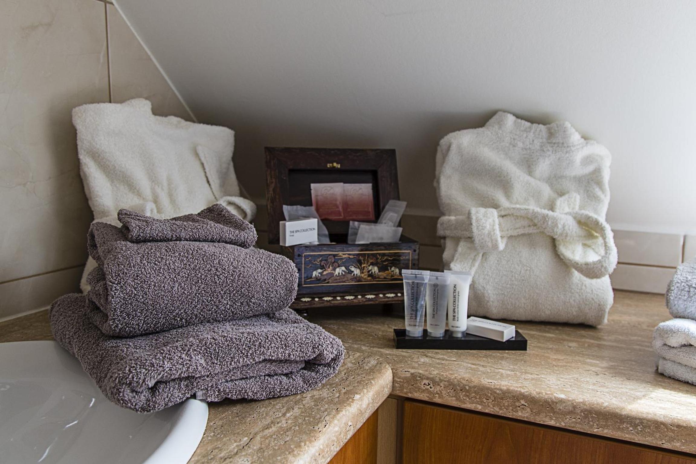 Double Room with Spa Bath photo 3