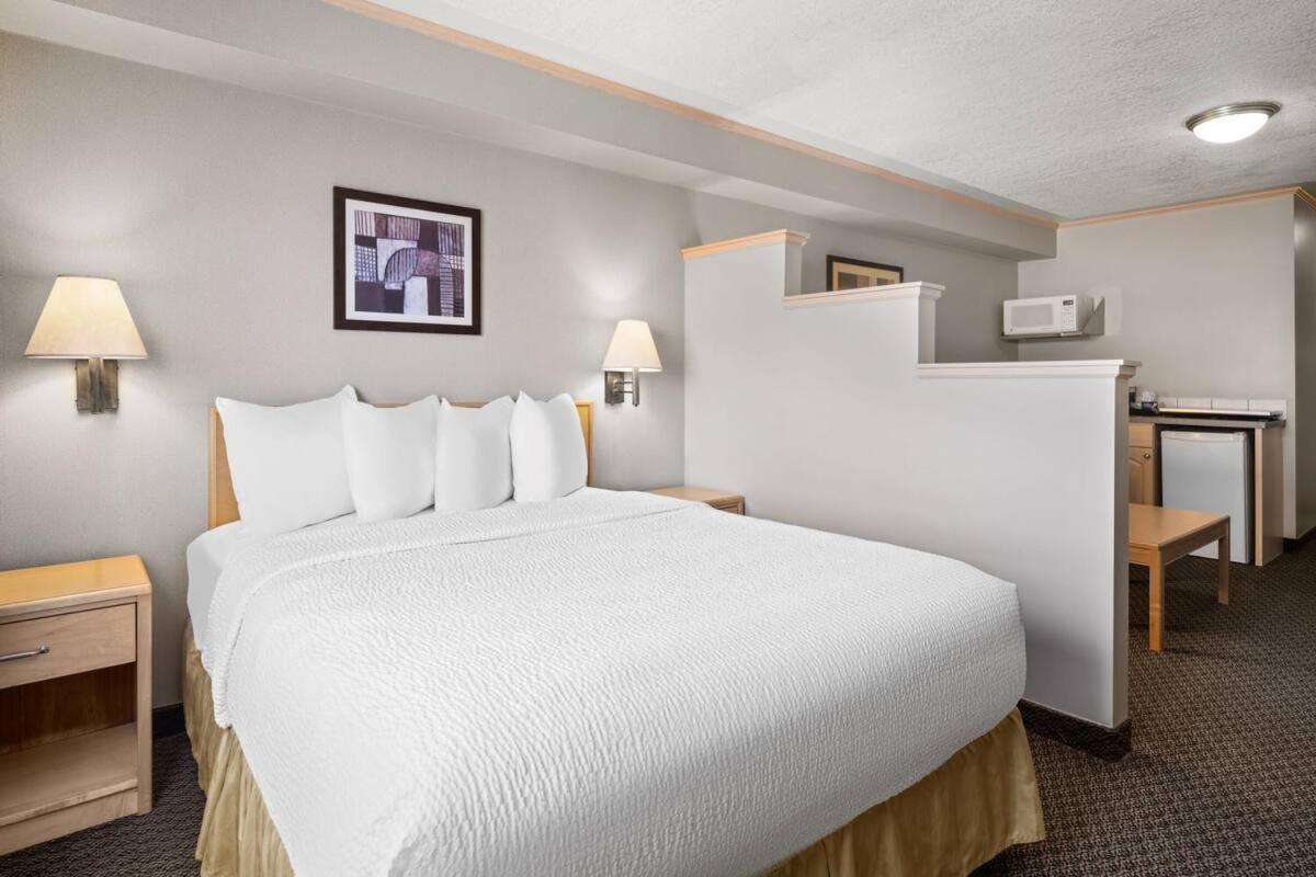 Queen Suite with One Queen Bed - Pet-Friendly - Non-Smoking - Photo 2