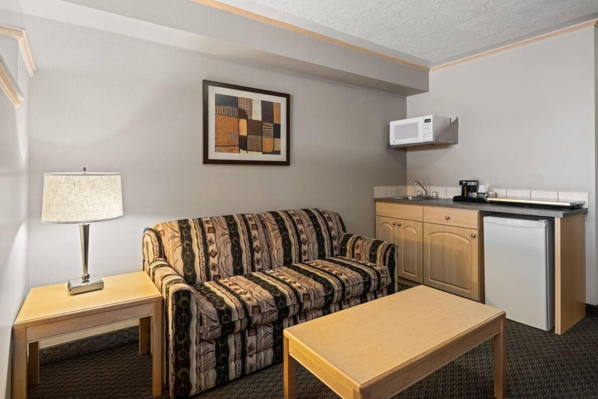 Queen Suite with One Queen Bed - Pet-Friendly - Non-Smoking - Photo 3