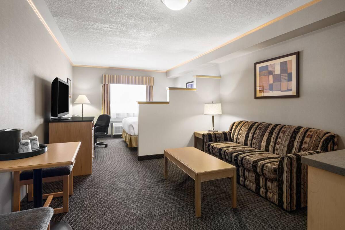 Queen Suite with One Queen Bed - Pet-Friendly - Non-Smoking - Photo 4