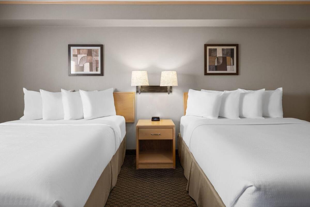 Queen Room with Two Queen Beds - Pet Friendly/Non-Smoking - Photo 2