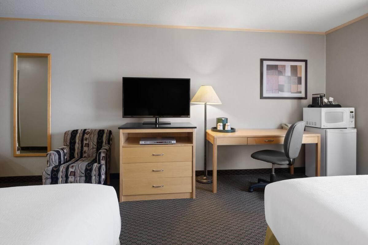 Queen Room with Two Queen Beds - Pet Friendly/Non-Smoking - Photo 3