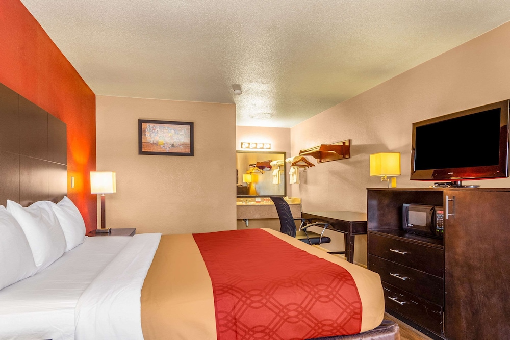 Standard Room, 1 King Bed, Non Smoking photo 2