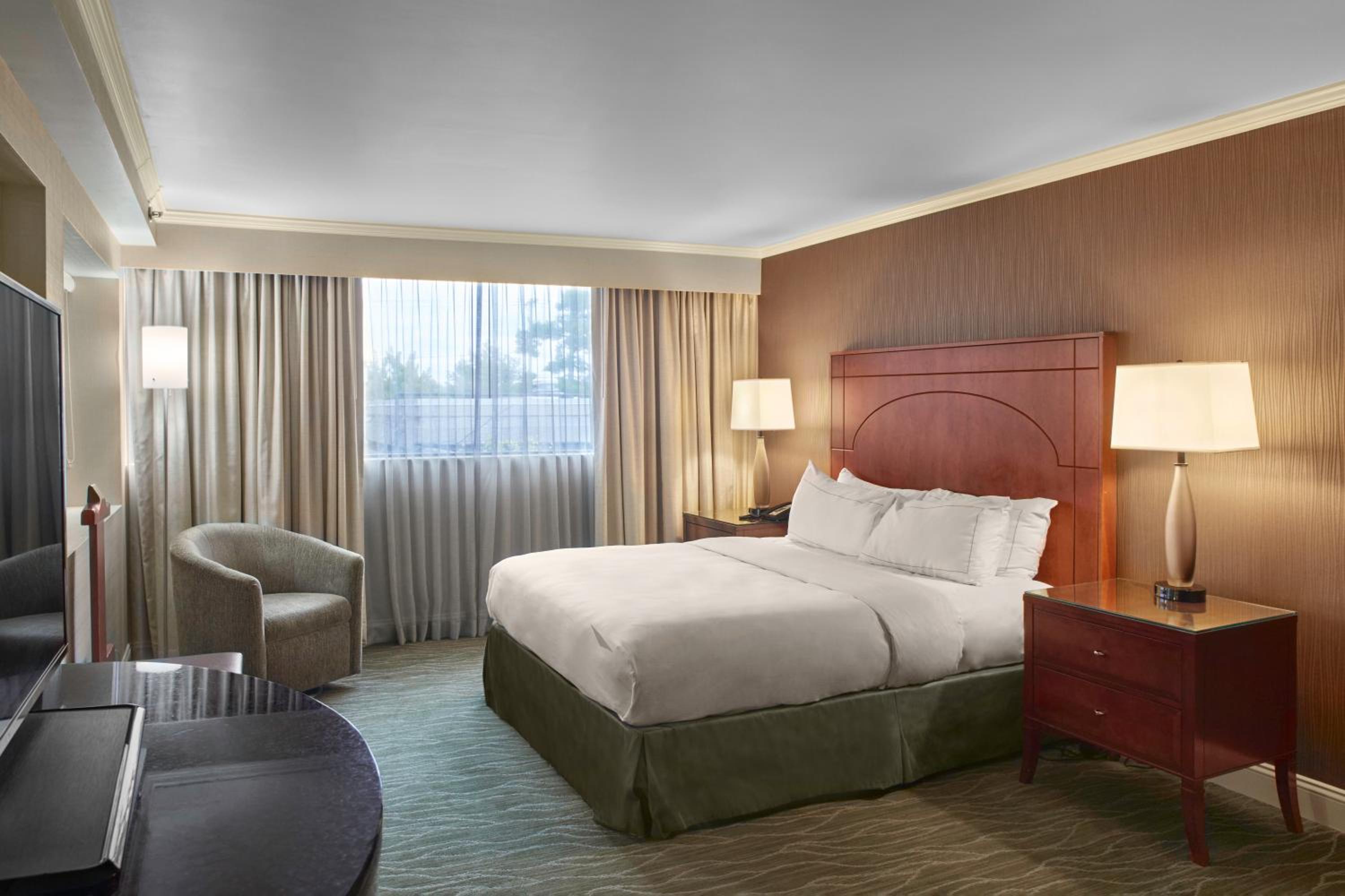 One-Bedroom King Suite with Roll-in Shower - Mobility Accessible - Photo 1