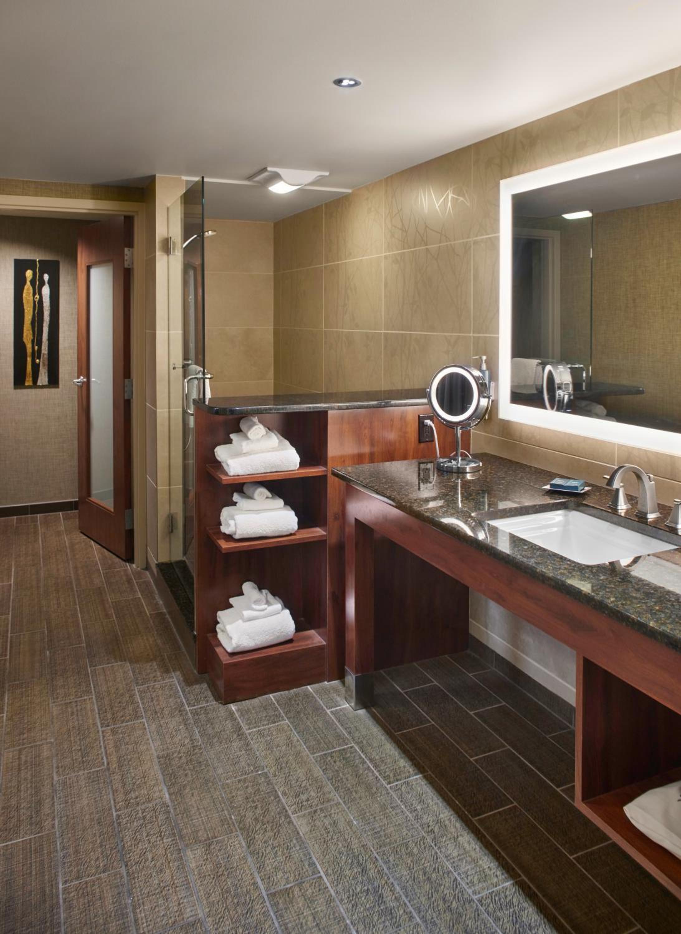 One-Bedroom King Suite with Roll-in Shower - Mobility Accessible - Photo 2