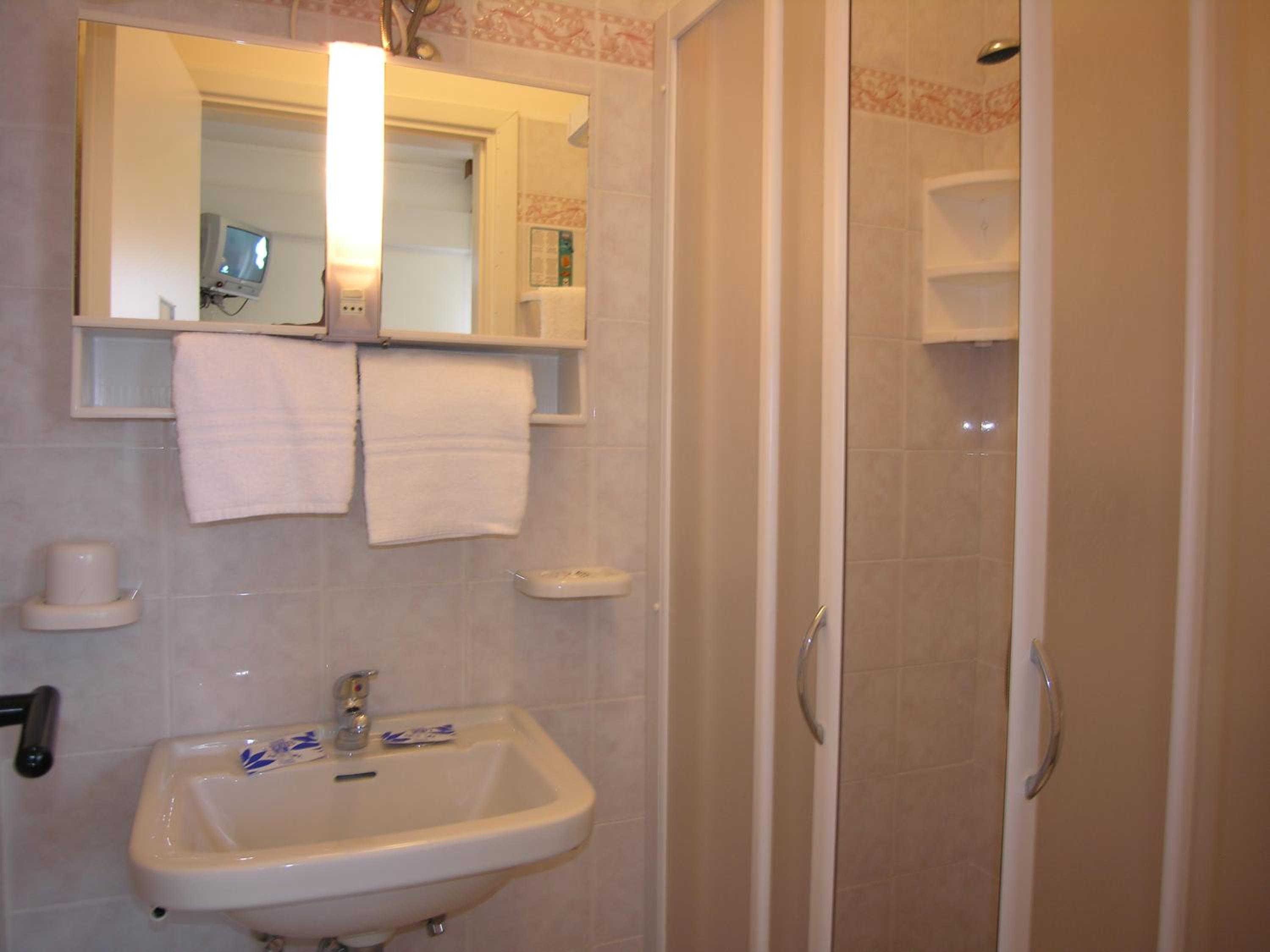 Small Double Room - Photo 2