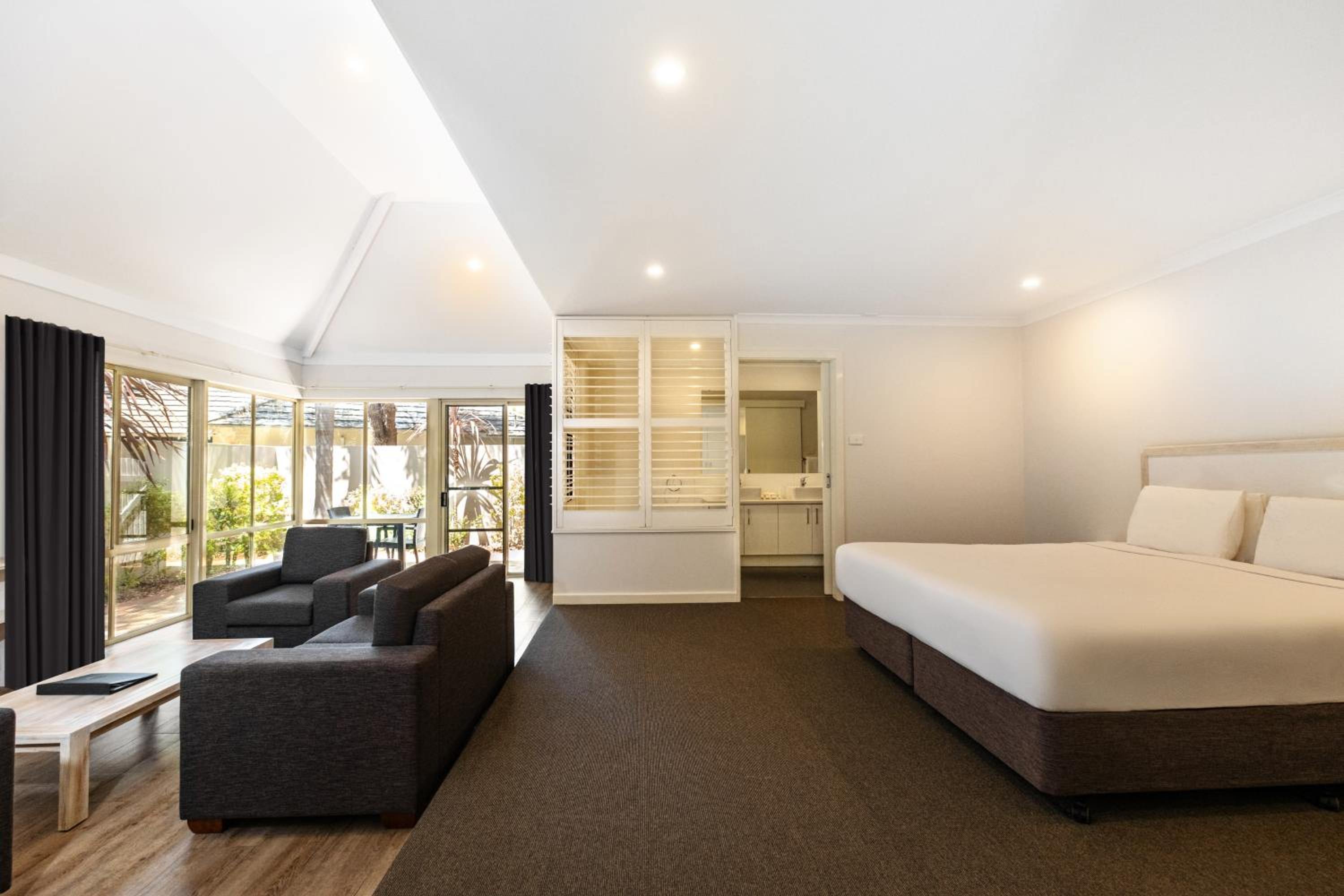 Executive Villa with One King Bed - Photo 11