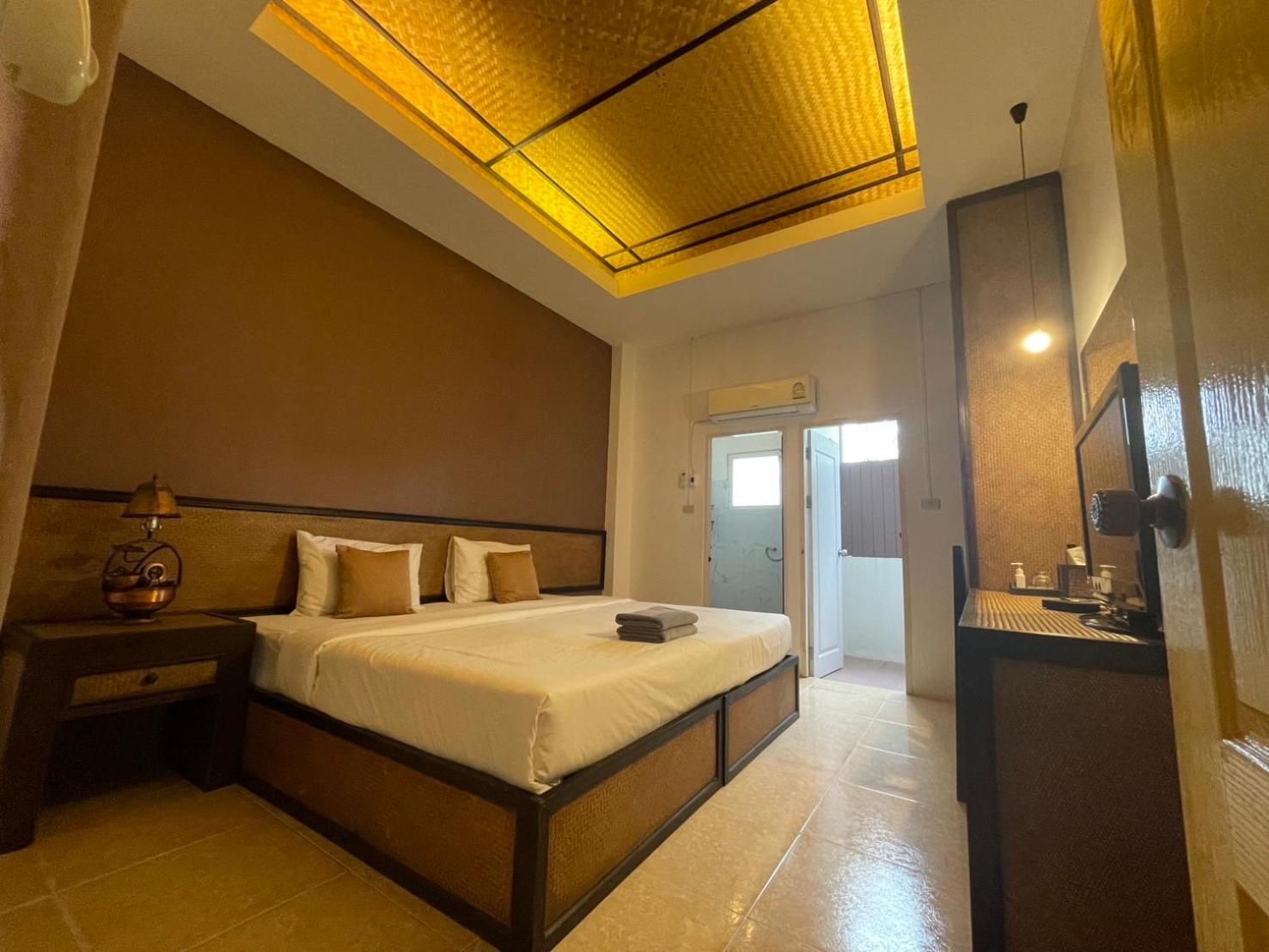 Budget Double Room - Photo 18