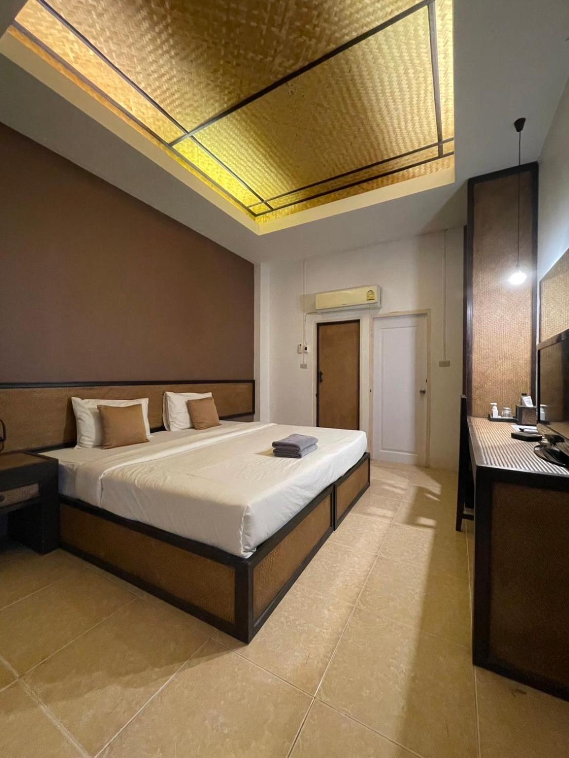 Budget Double Room - Photo 17