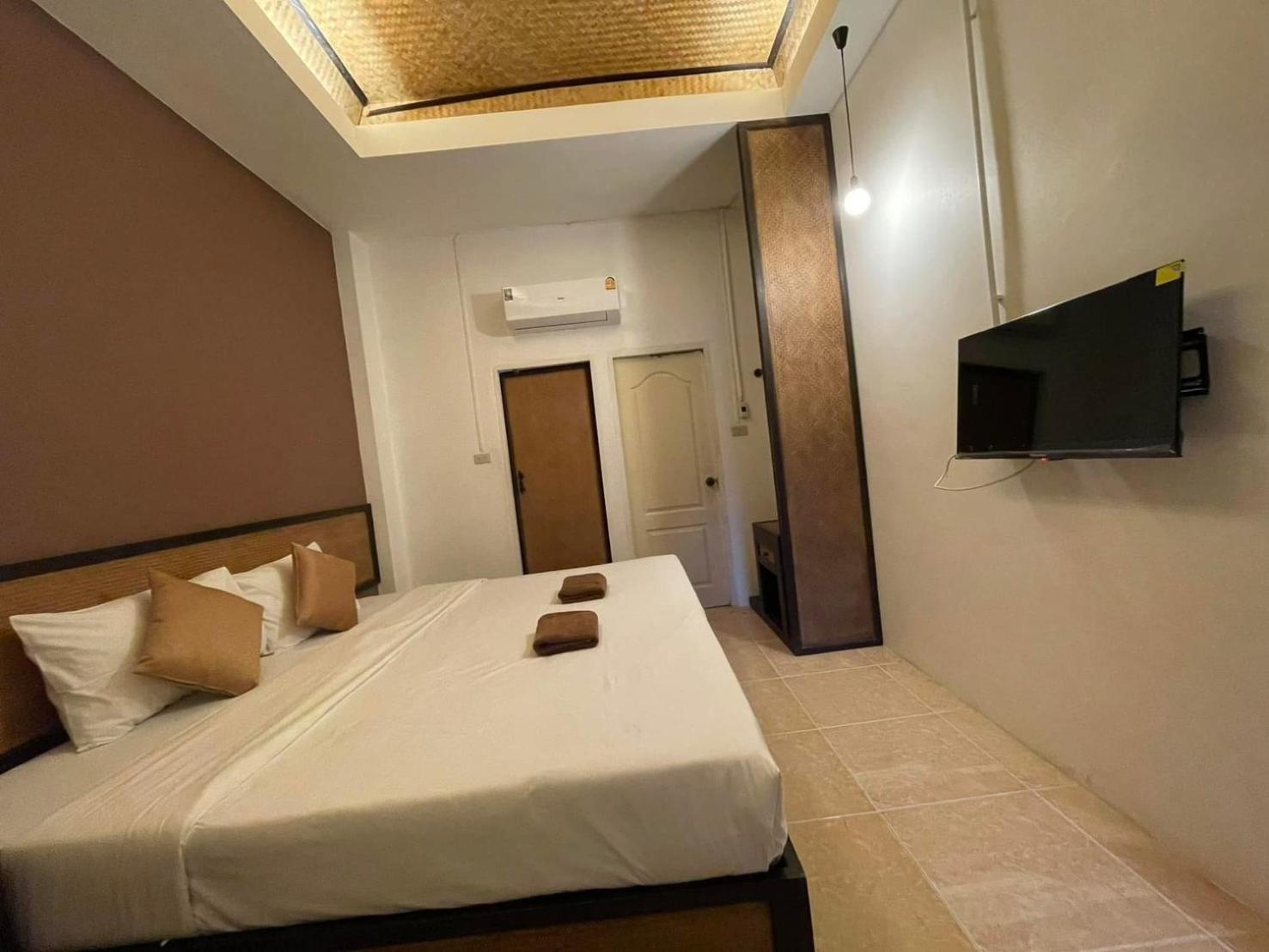 Budget Double Room - Photo 8