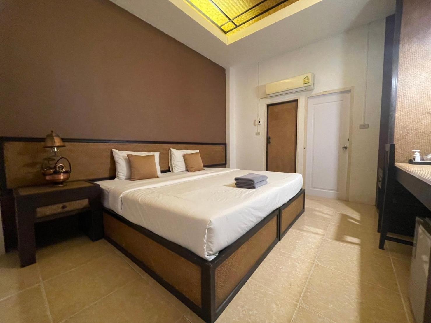 Budget Double Room - Photo 14