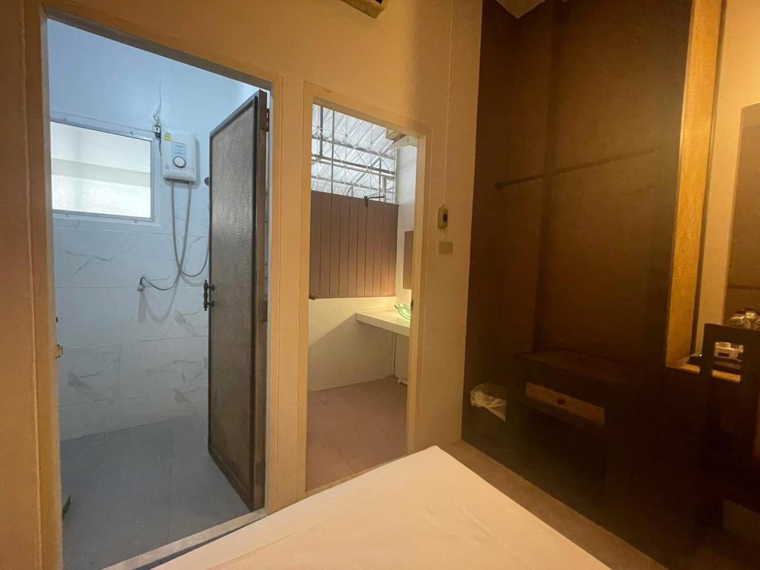 Budget Double Room - Photo 15