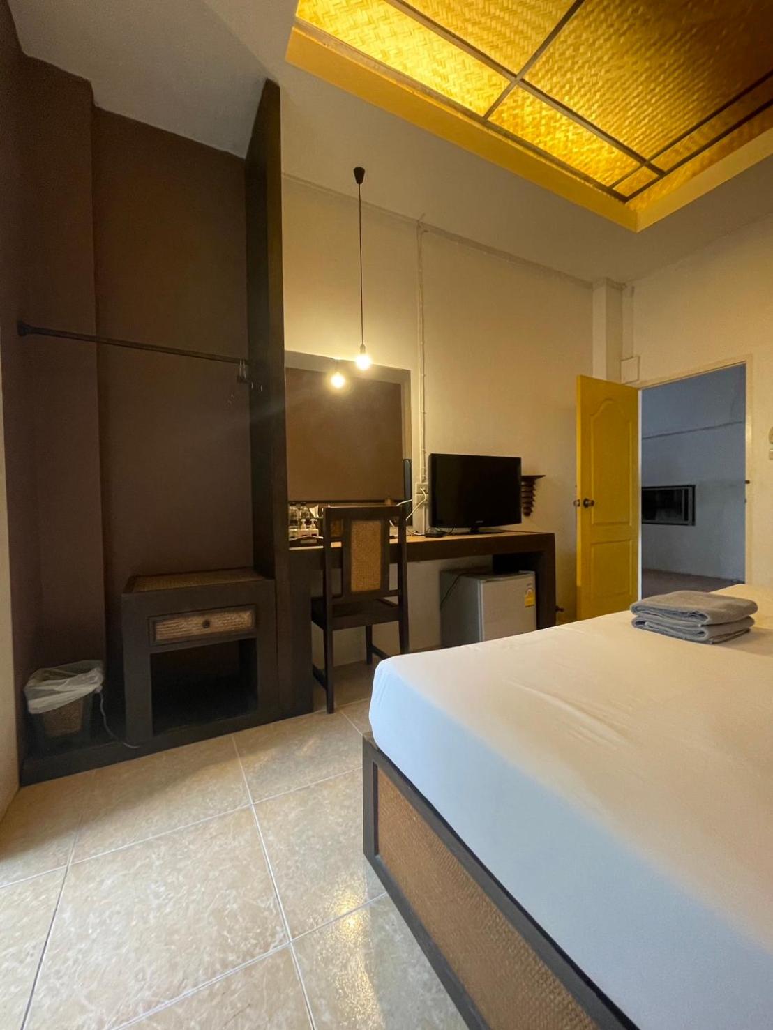 Budget Double Room - Photo 7