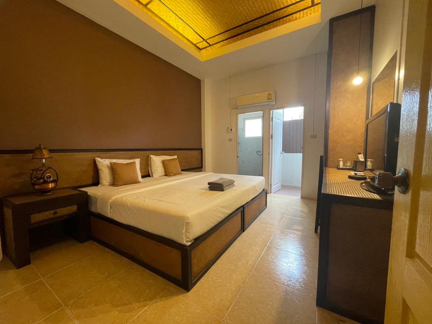 Budget Double Room - Photo 9