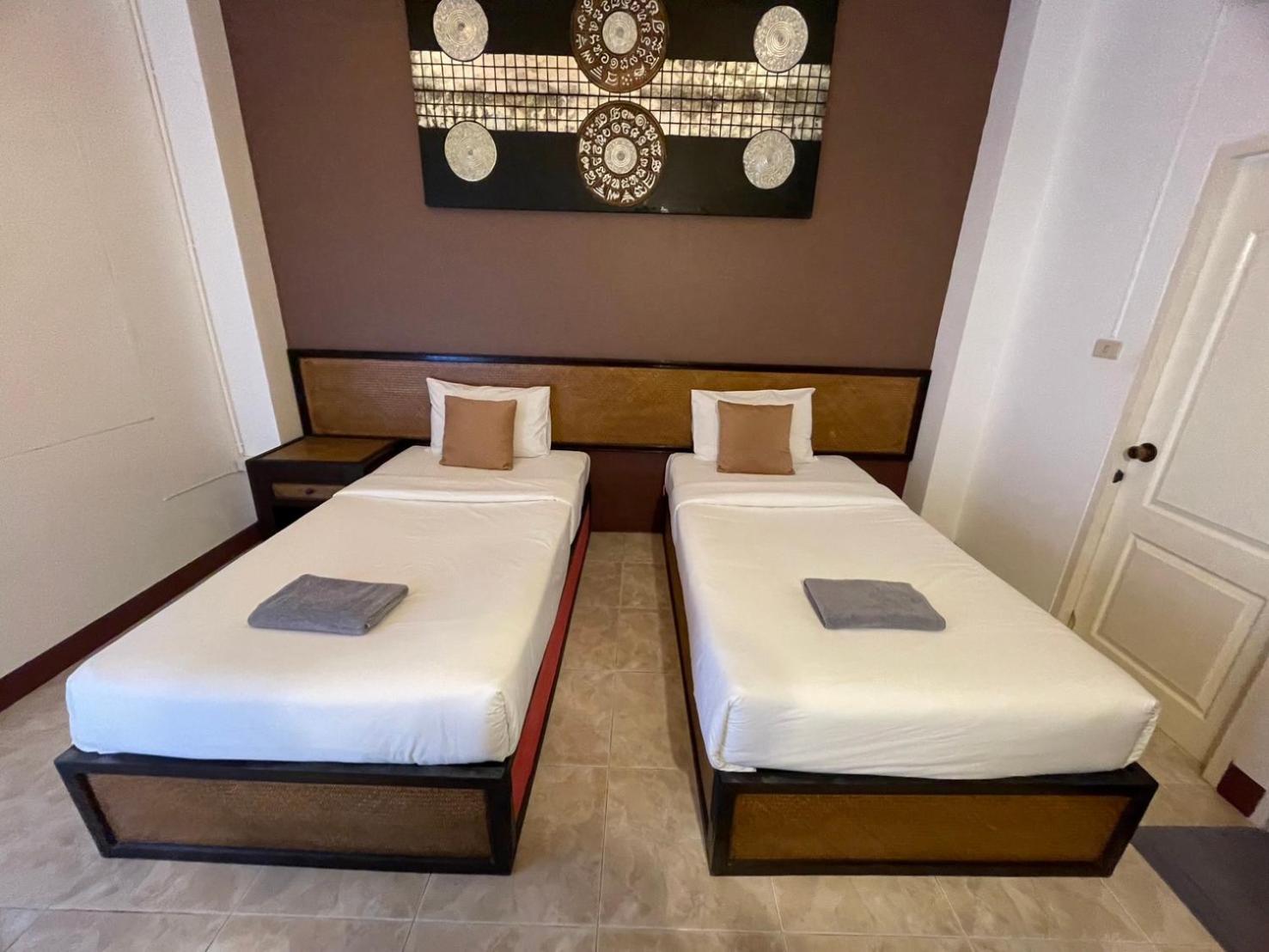 Budget Twin Room - Photo 12
