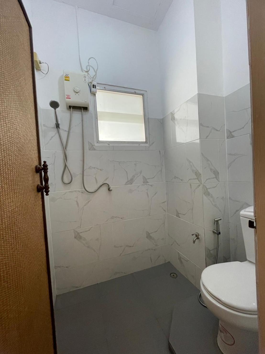 Budget Twin Room - Photo 14