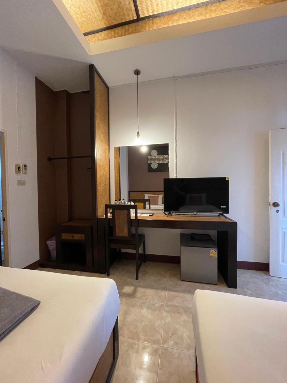 Budget Twin Room - Photo 11