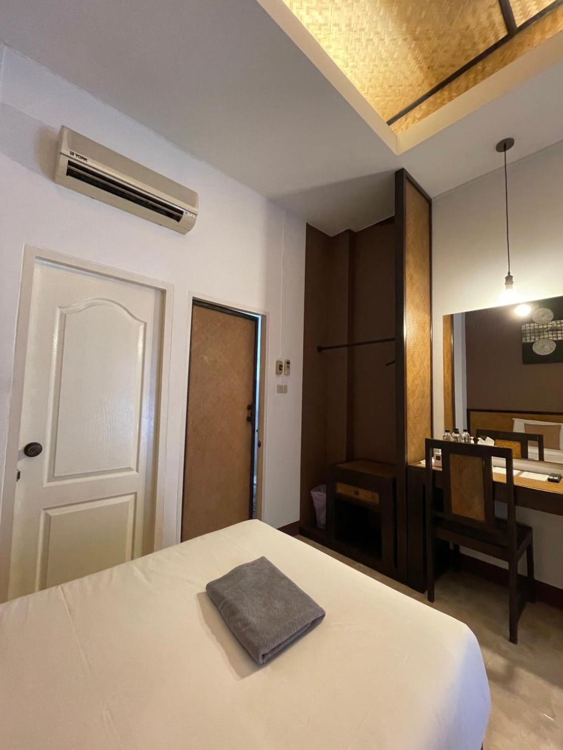 Budget Twin Room - Photo 8