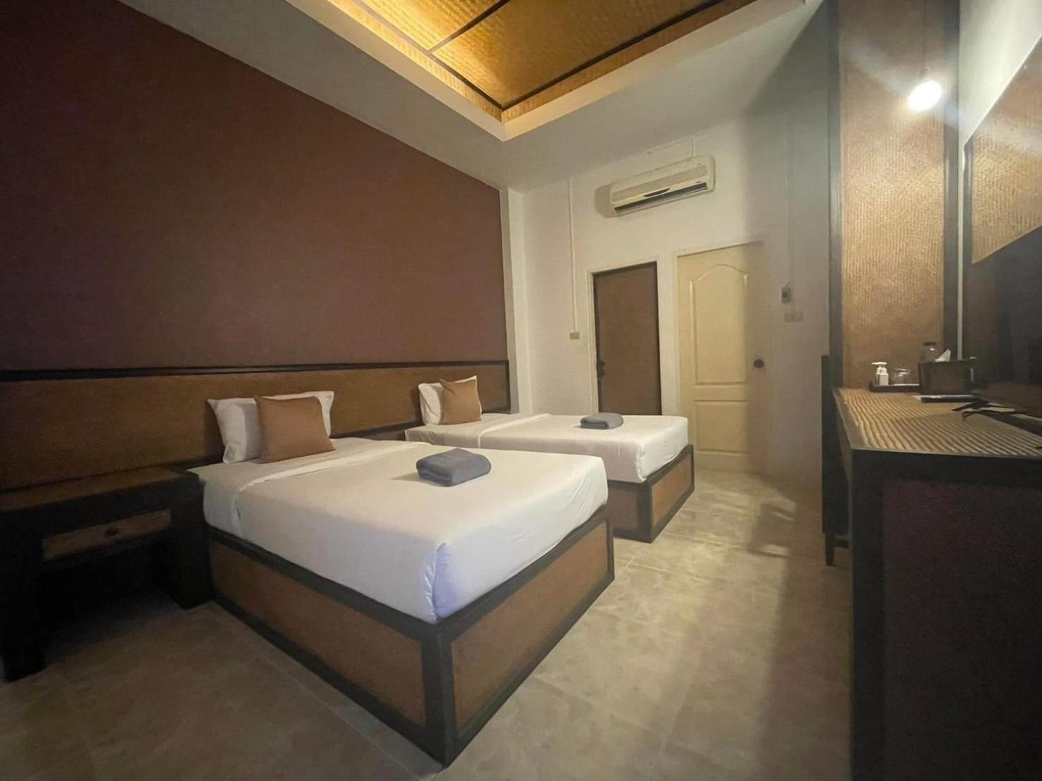Budget Twin Room - Photo 9