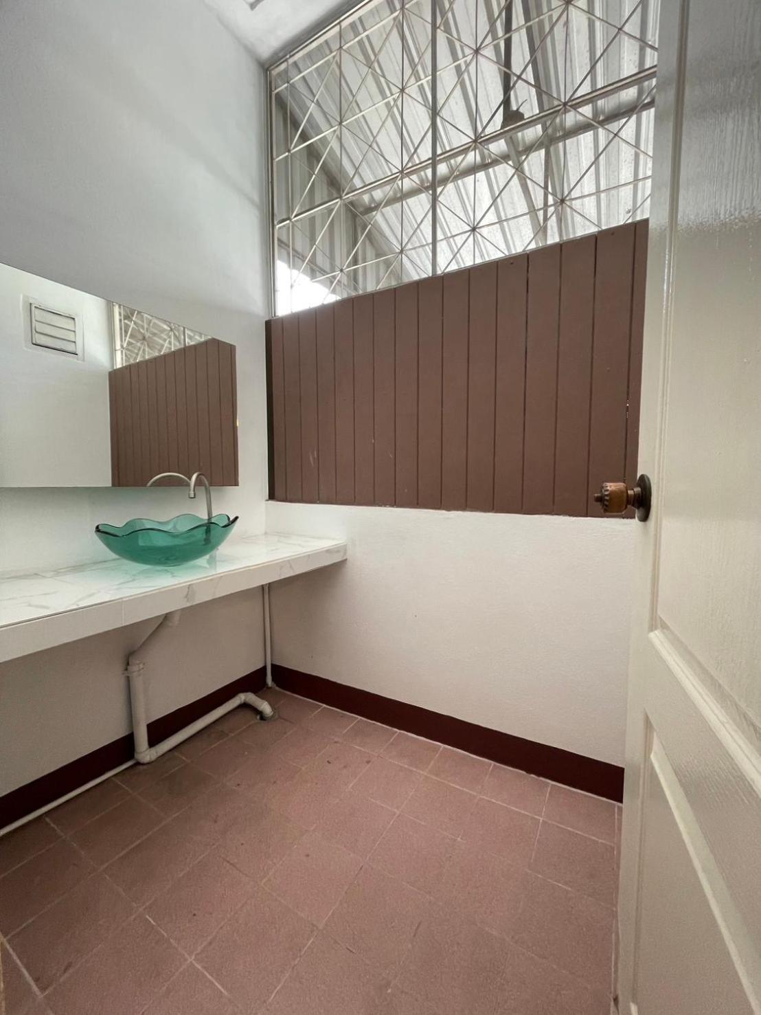 Budget Twin Room - Photo 7