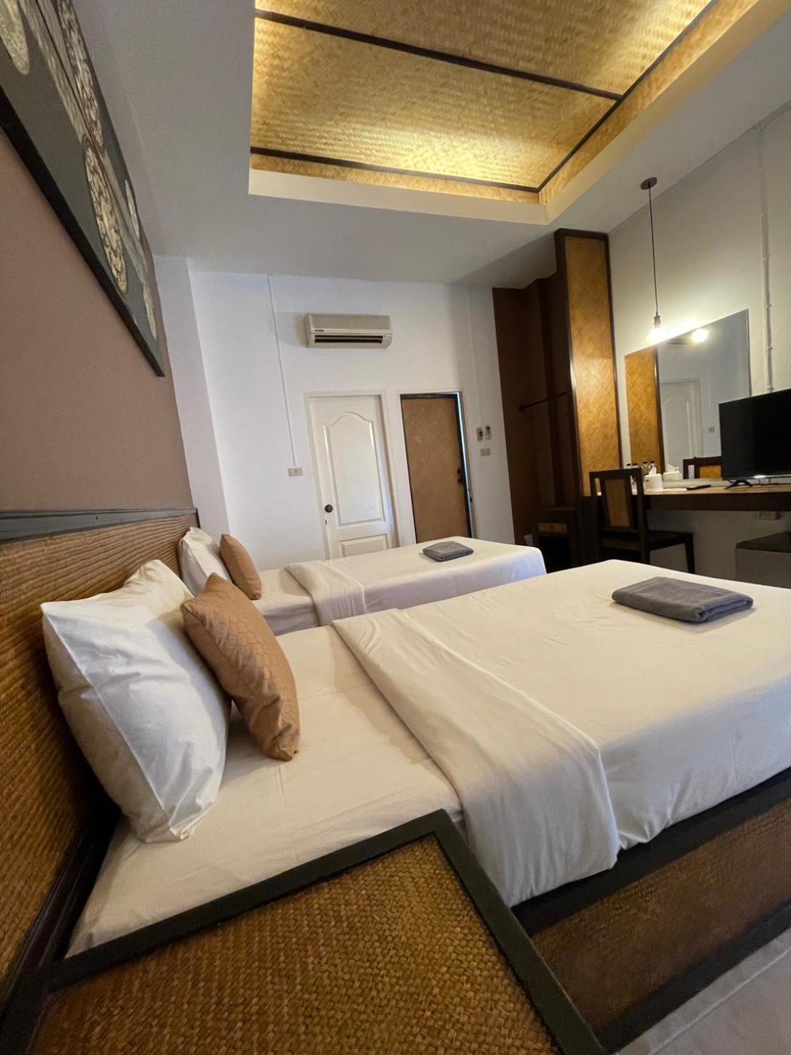 Budget Twin Room - Photo 10