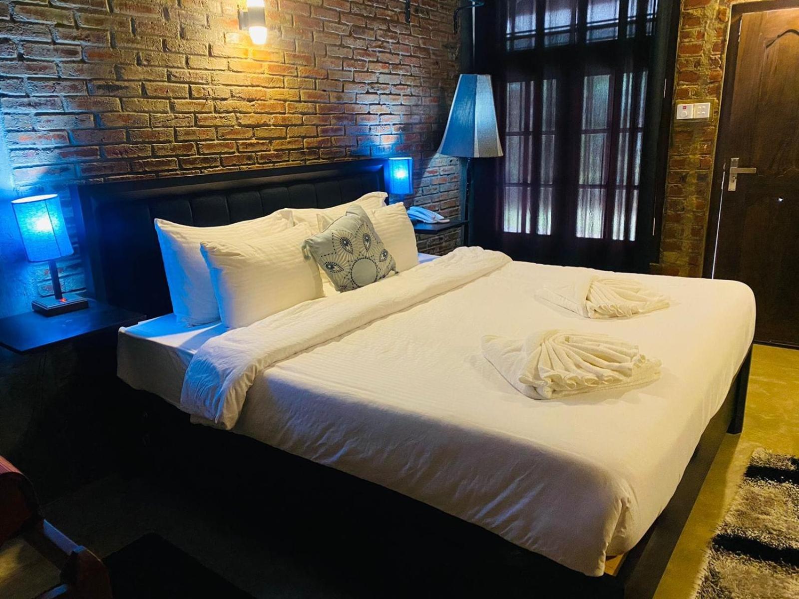 Deluxe Double Room (2 Adults + 1 Child) photo 2