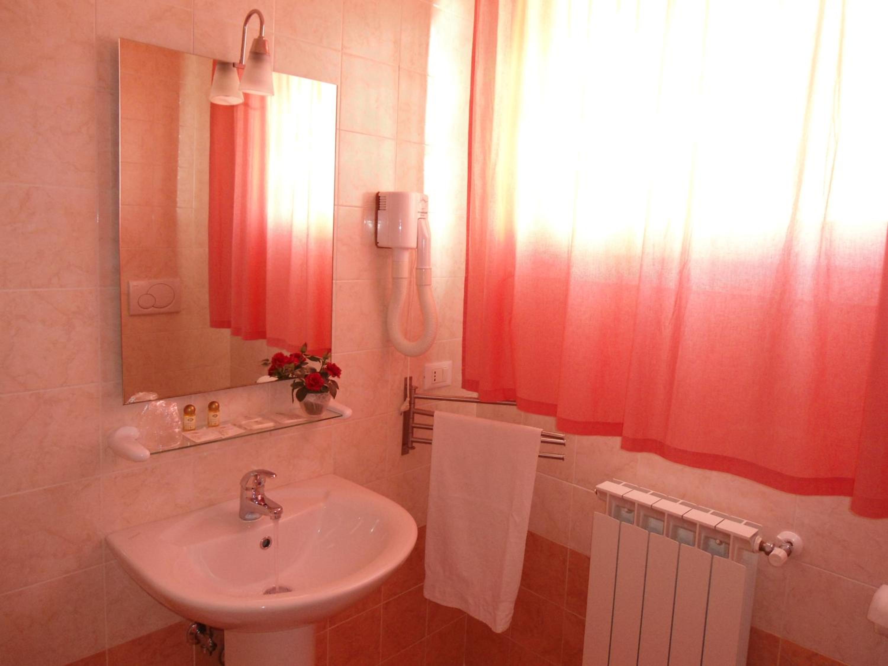 Double or Twin Room - Photo 9