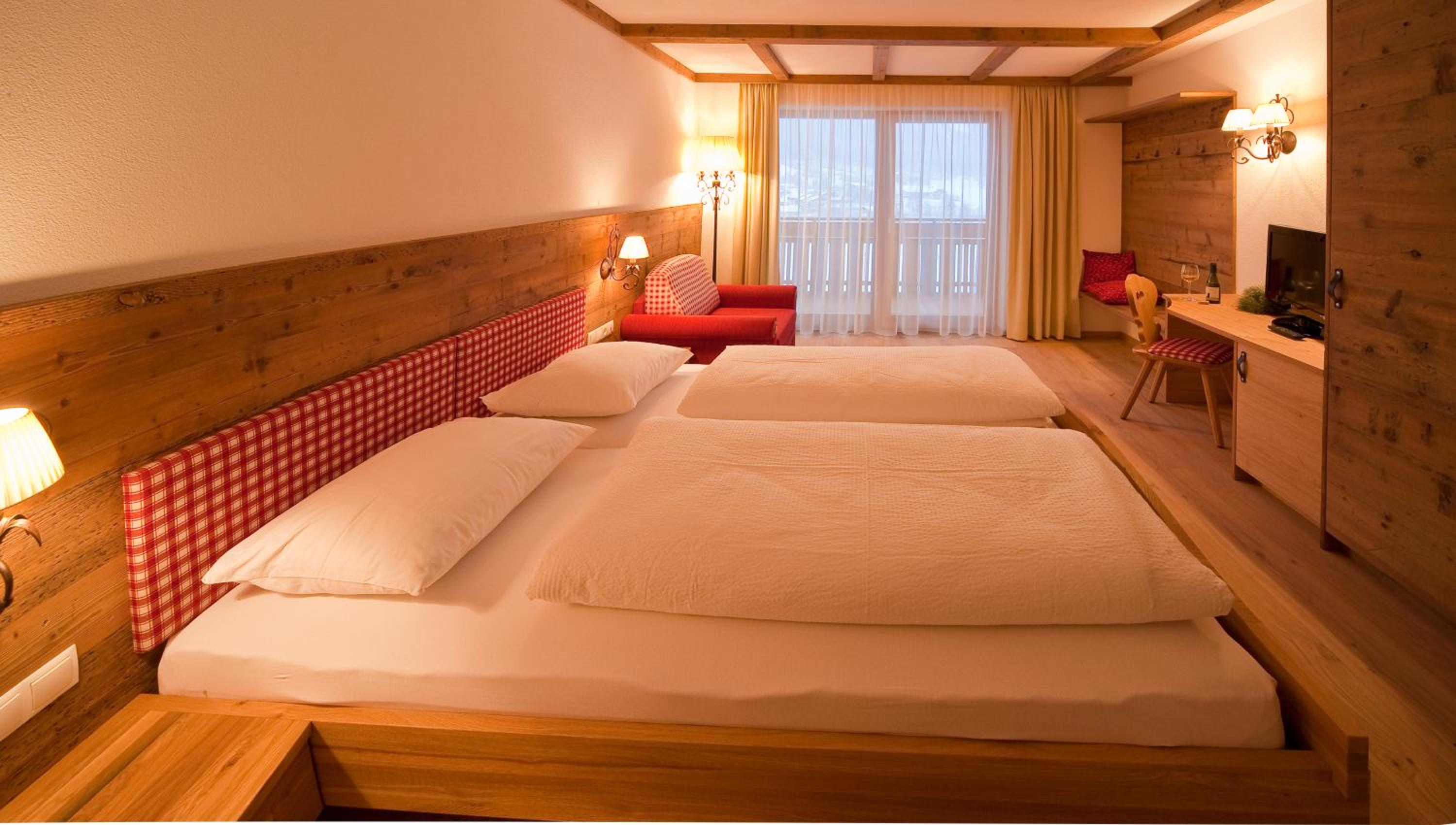 Double Room with Balcony and Mountain View - Photo 2