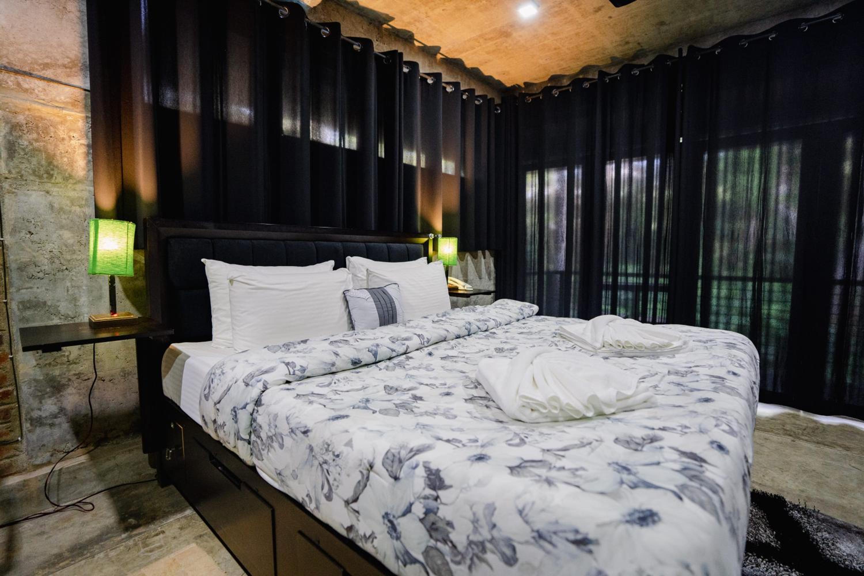 Deluxe King Room photo 3