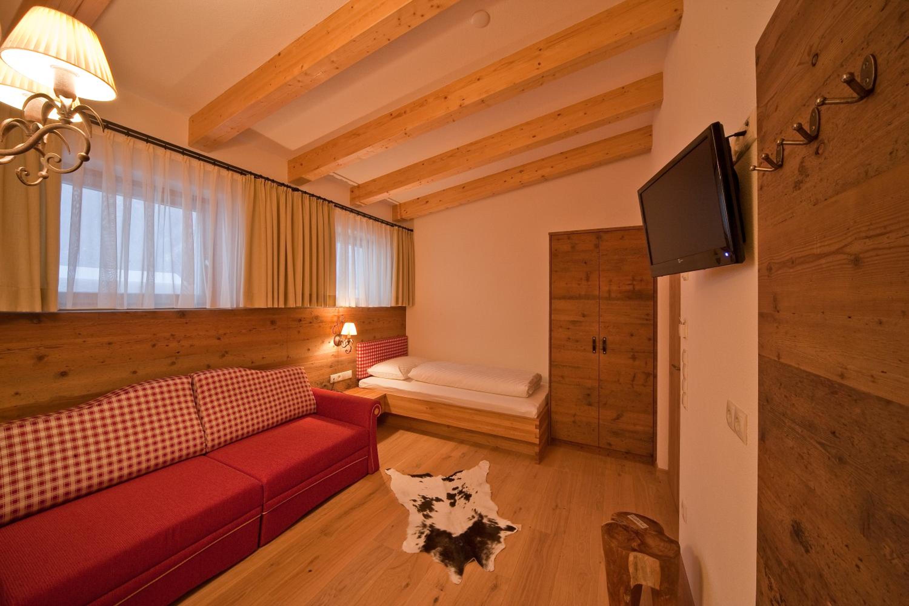 Single Room with Balcony and Mountain View photo 2