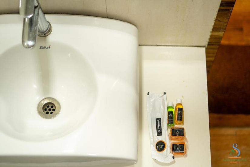 Deluxe Rooms with Bathtub + Free Havelock Jetty Pick Up (Early Check-In upto 2 hours (subject to availability)  +  10% off on food & beverage services  +  5% off on Kayaking, Snorkelling & more water sports) - Photo 4
