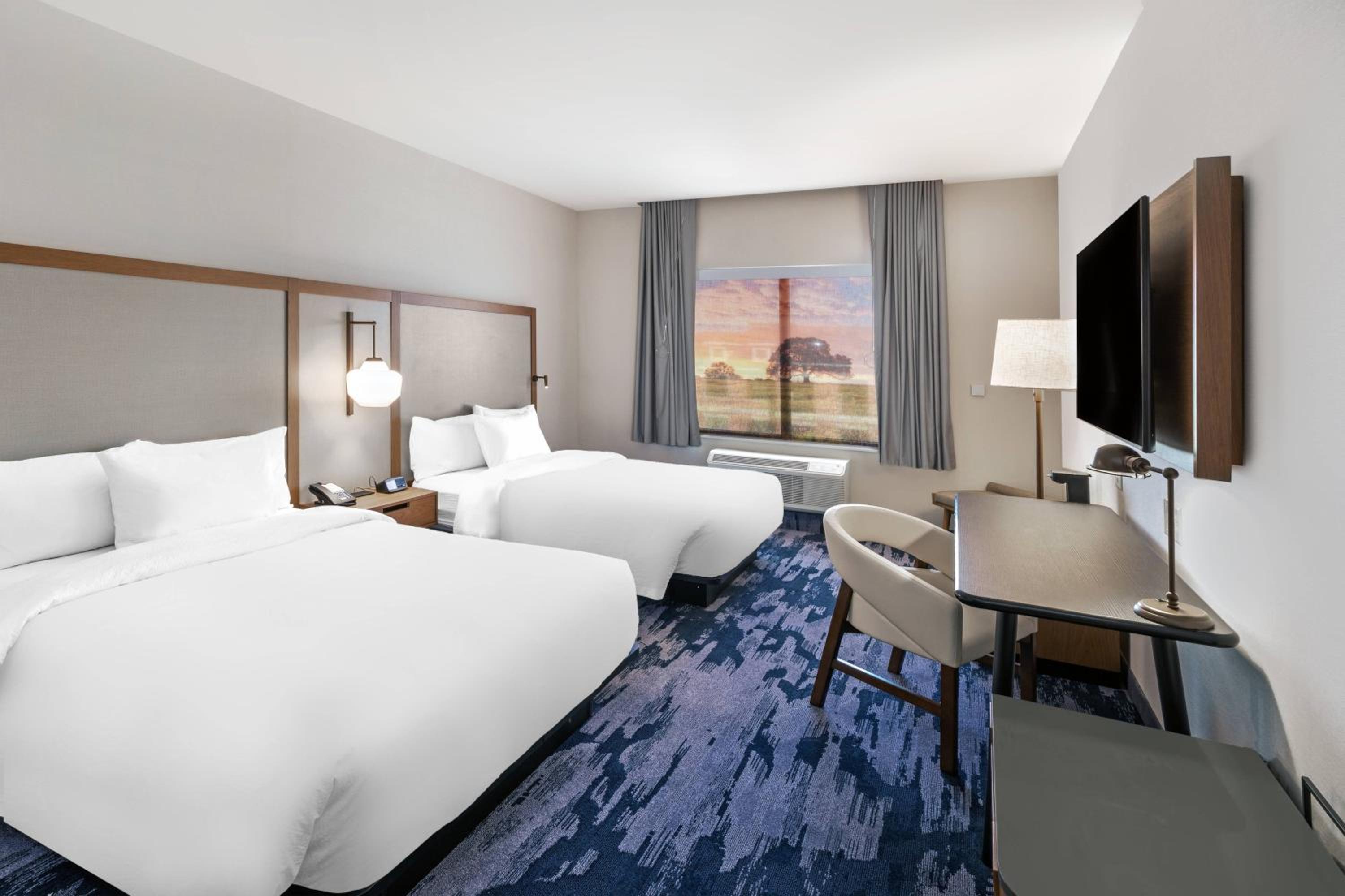 Queen Room with Two Queen Beds and Bathtub - Mobility Access