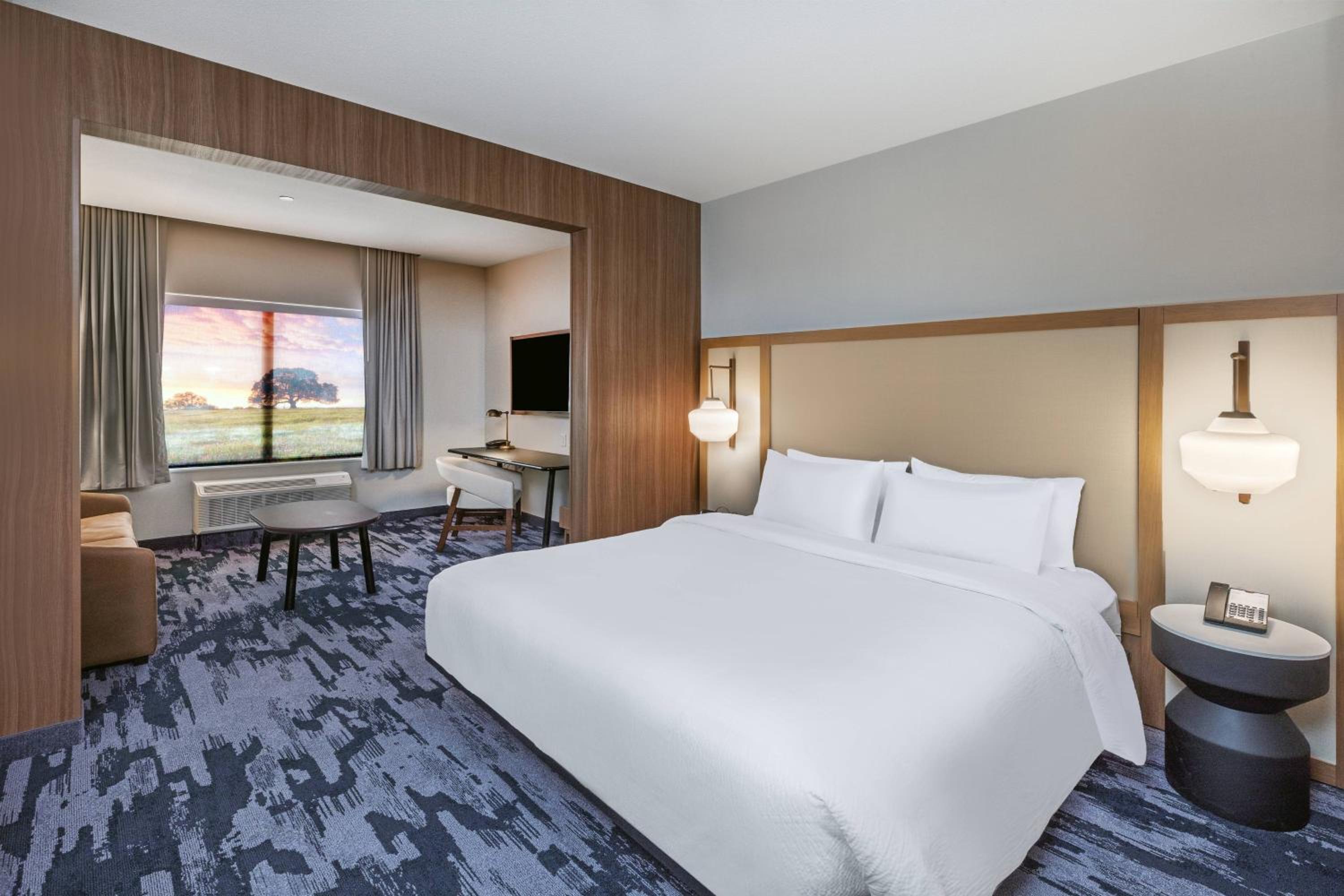 Superior King Room with Roll-In Shower and Sofa Bed - Mobility Access