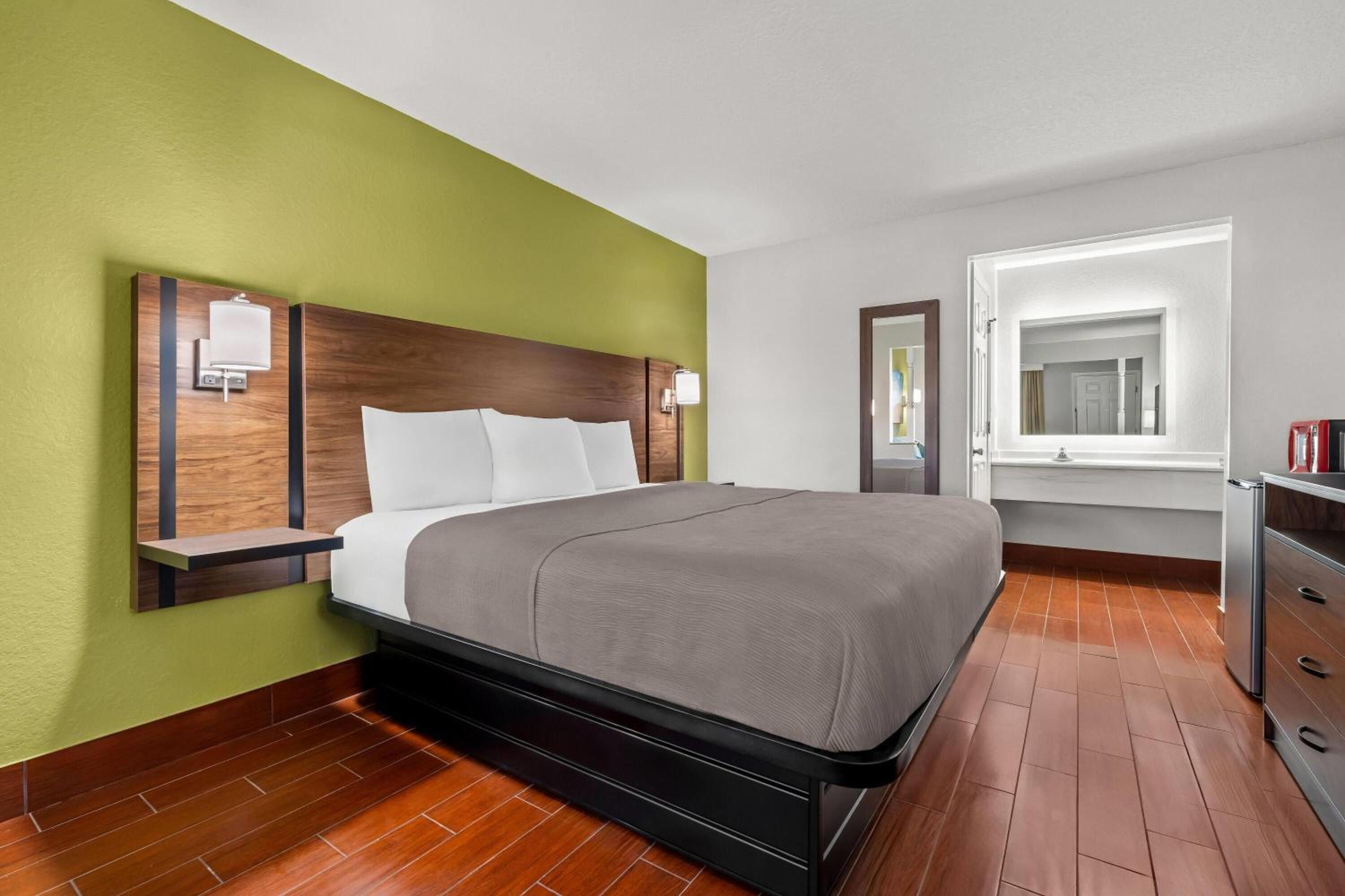 King Room with One King Bed and Roll-In Shower - Mobility Accessible - Non-Smoking - Photo 3