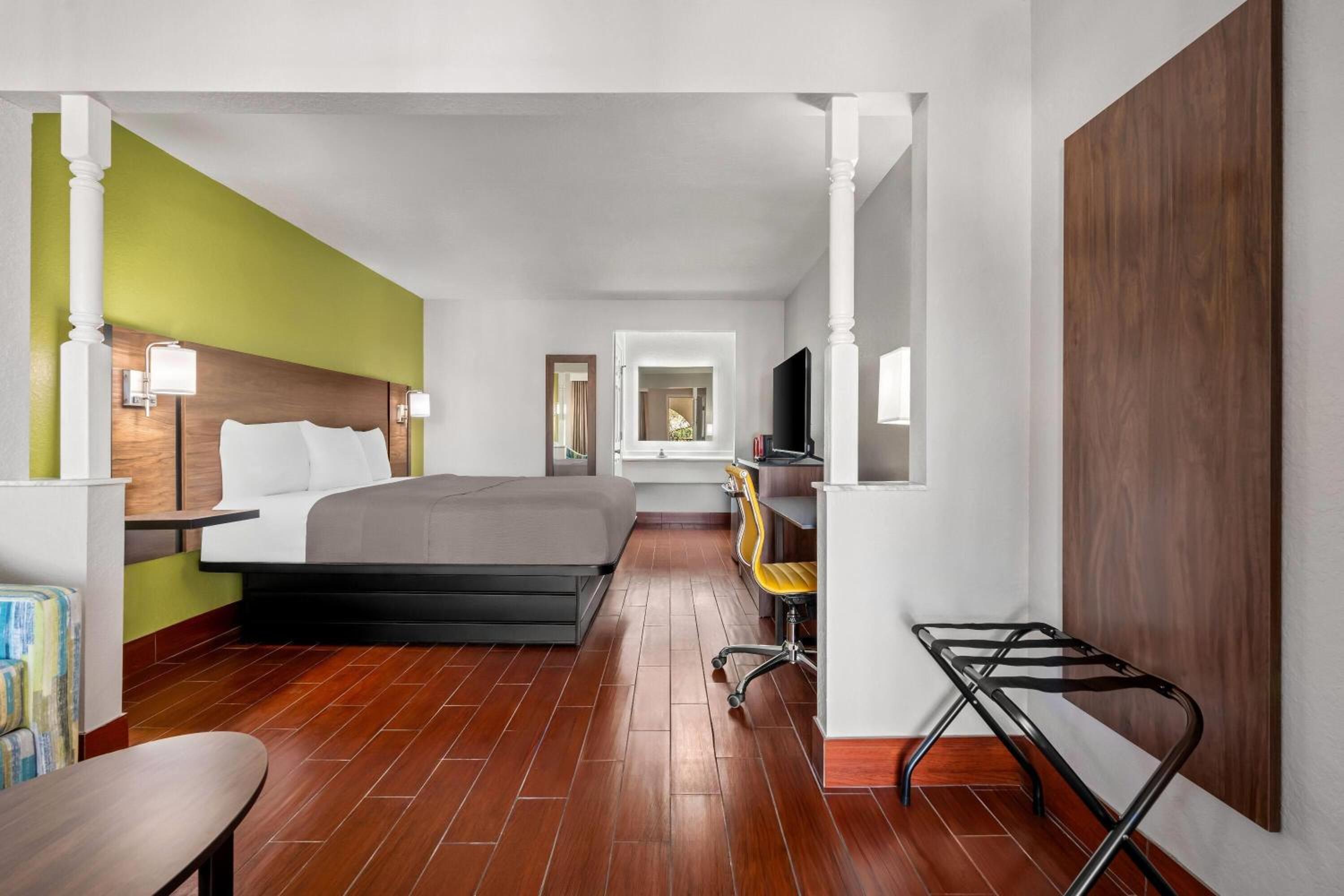 King Room with One King Bed and Roll-In Shower - Mobility Accessible - Non-Smoking - Photo 4