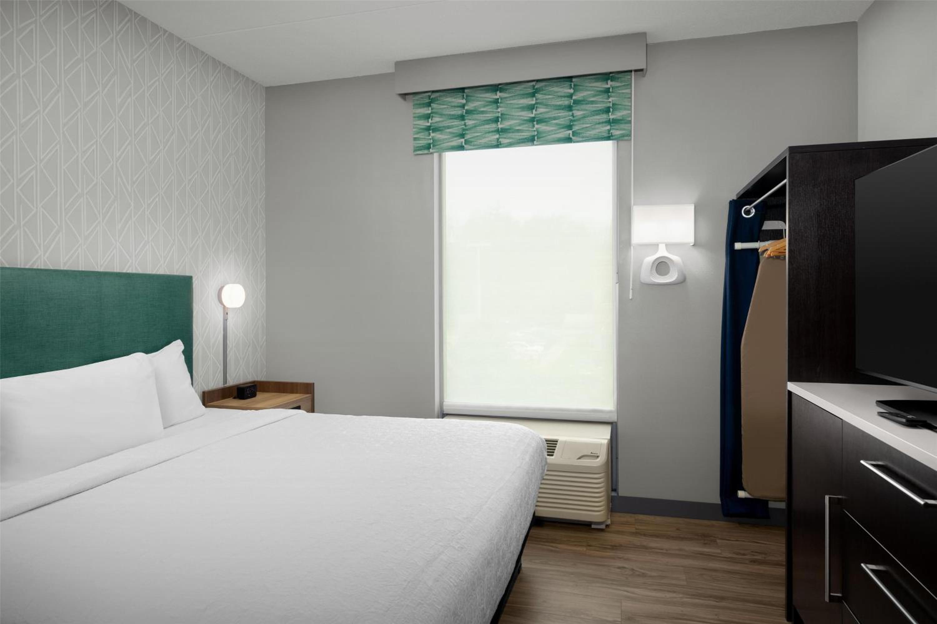 One-Bedroom King Suite with Bath Tub - Disability Access
